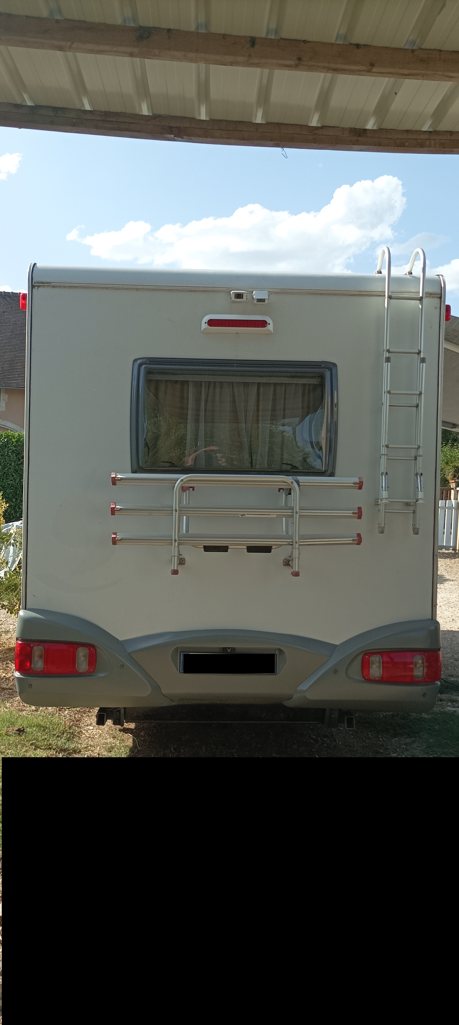 camping-car KNAUS EIFELLAND  extérieur / arrière