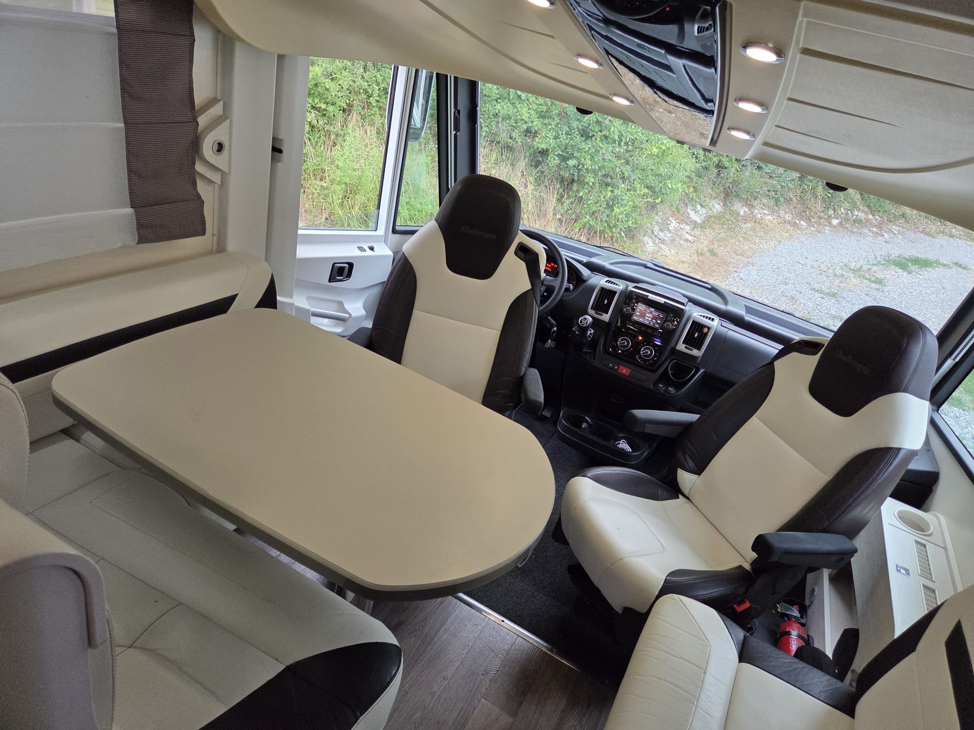 camping-car CHALLENGER 3098 XLB  intérieur / coin salon