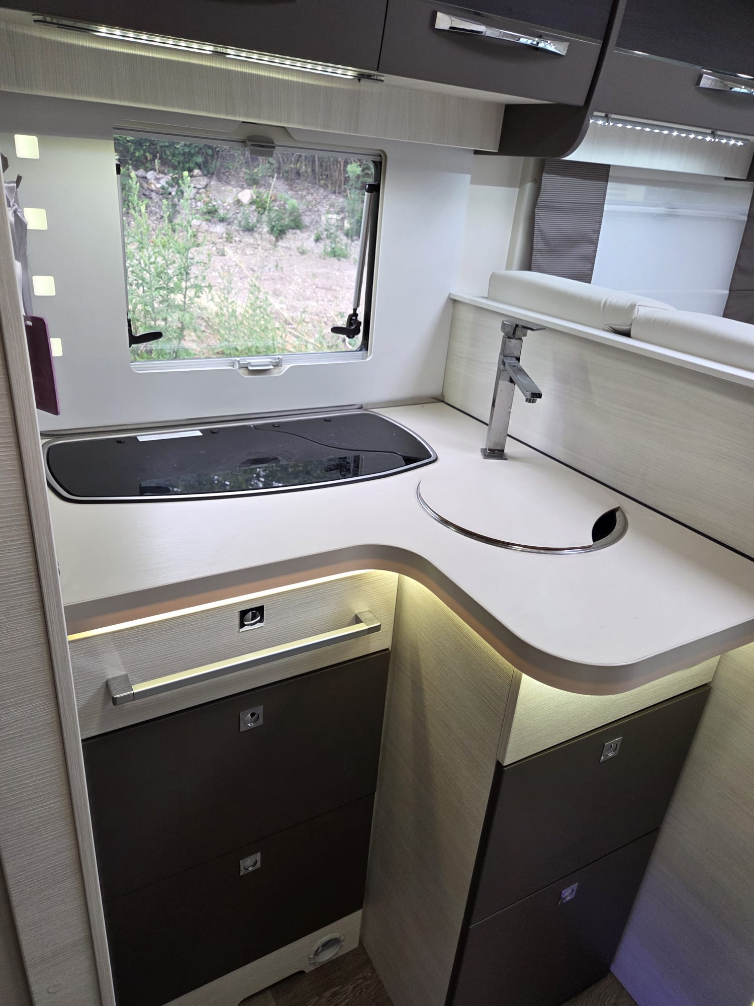 camping-car CHALLENGER 3098 XLB  intérieur  / coin cuisine