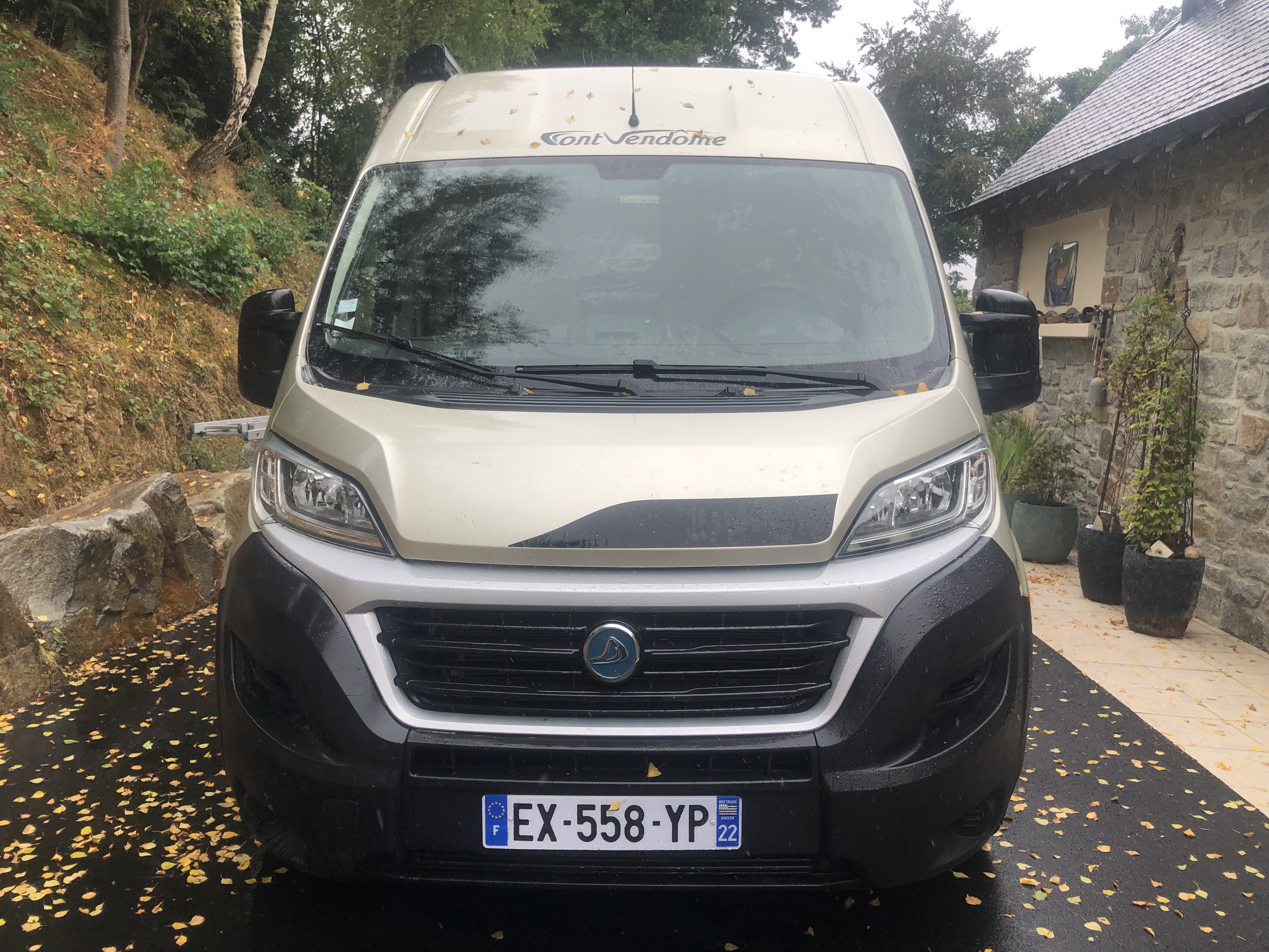 camping-car FONT VENDOME LEADER VAN DUO  extérieur / face avant