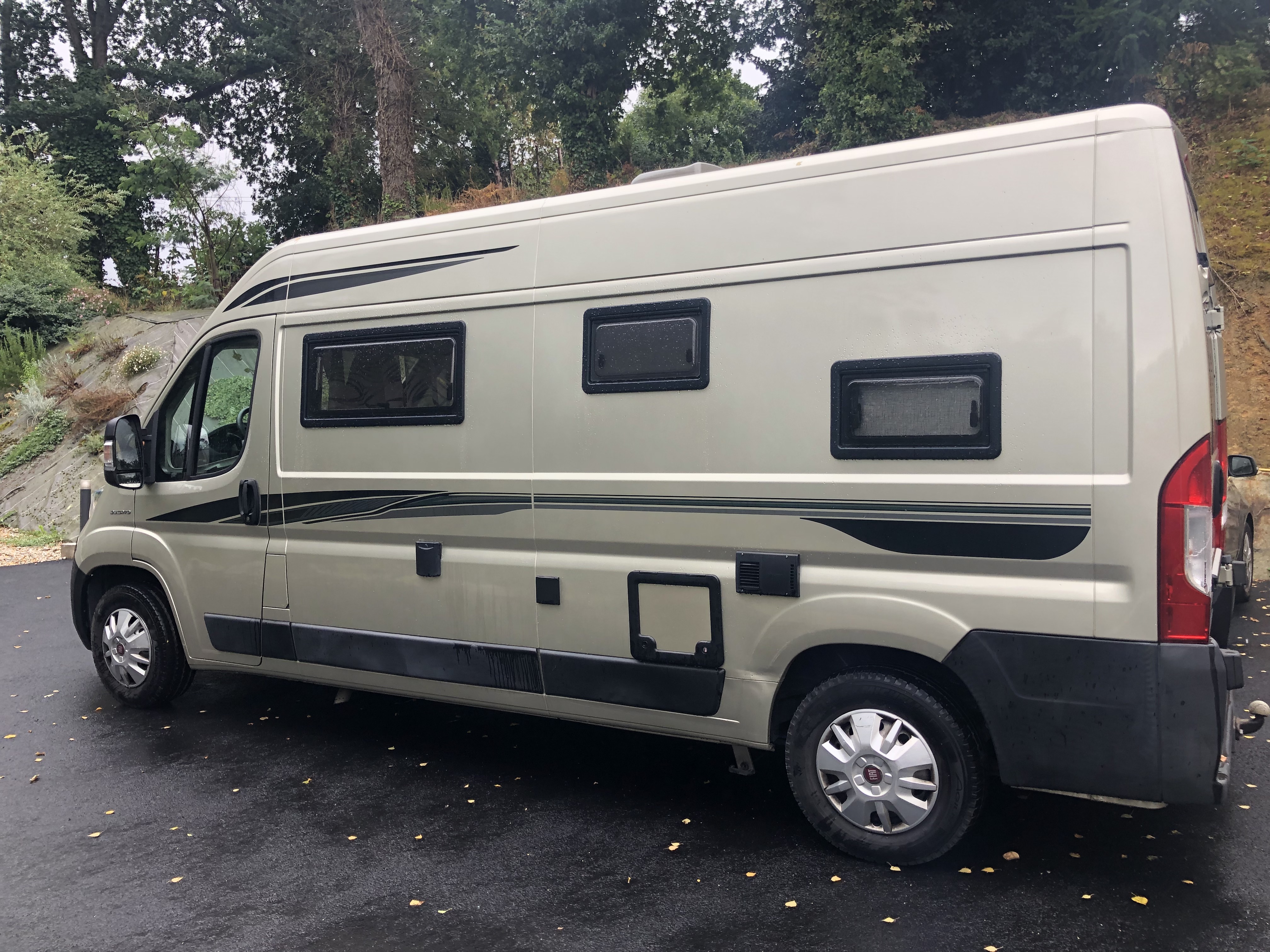 camping-car FONT VENDOME LEADER VAN DUO  extérieur / latéral gauche