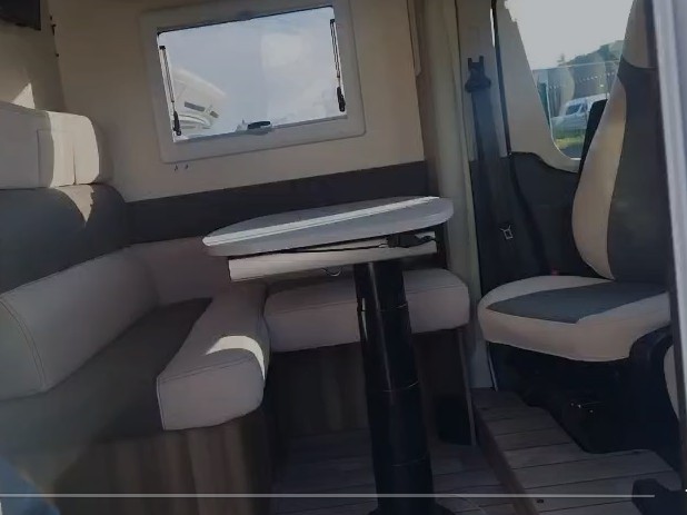 camping-car FORD ROLLER TEAM 291 TI  intérieur / coin salon
