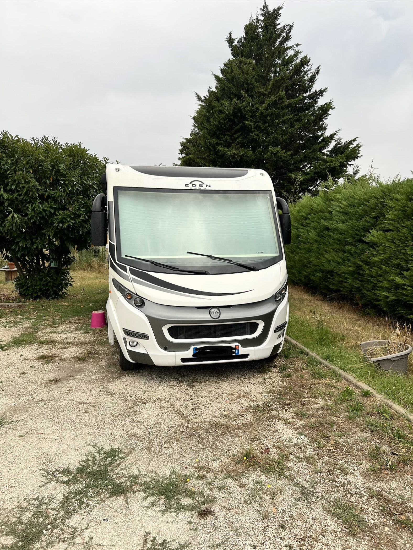camping-car EDEN CAMP H745GLC  extérieur / face avant