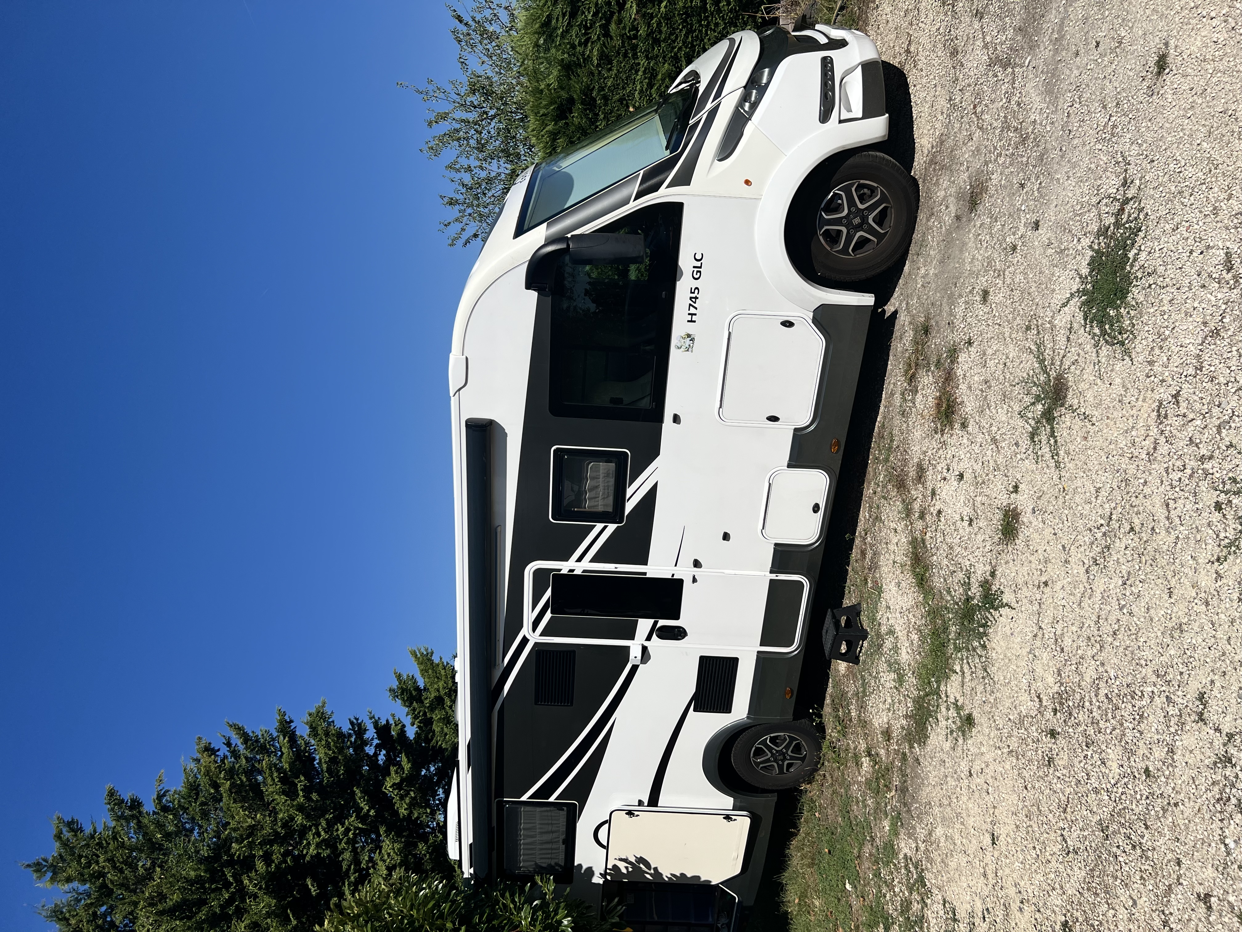 camping-car EDEN CAMP H745GLC  extérieur / latéral gauche