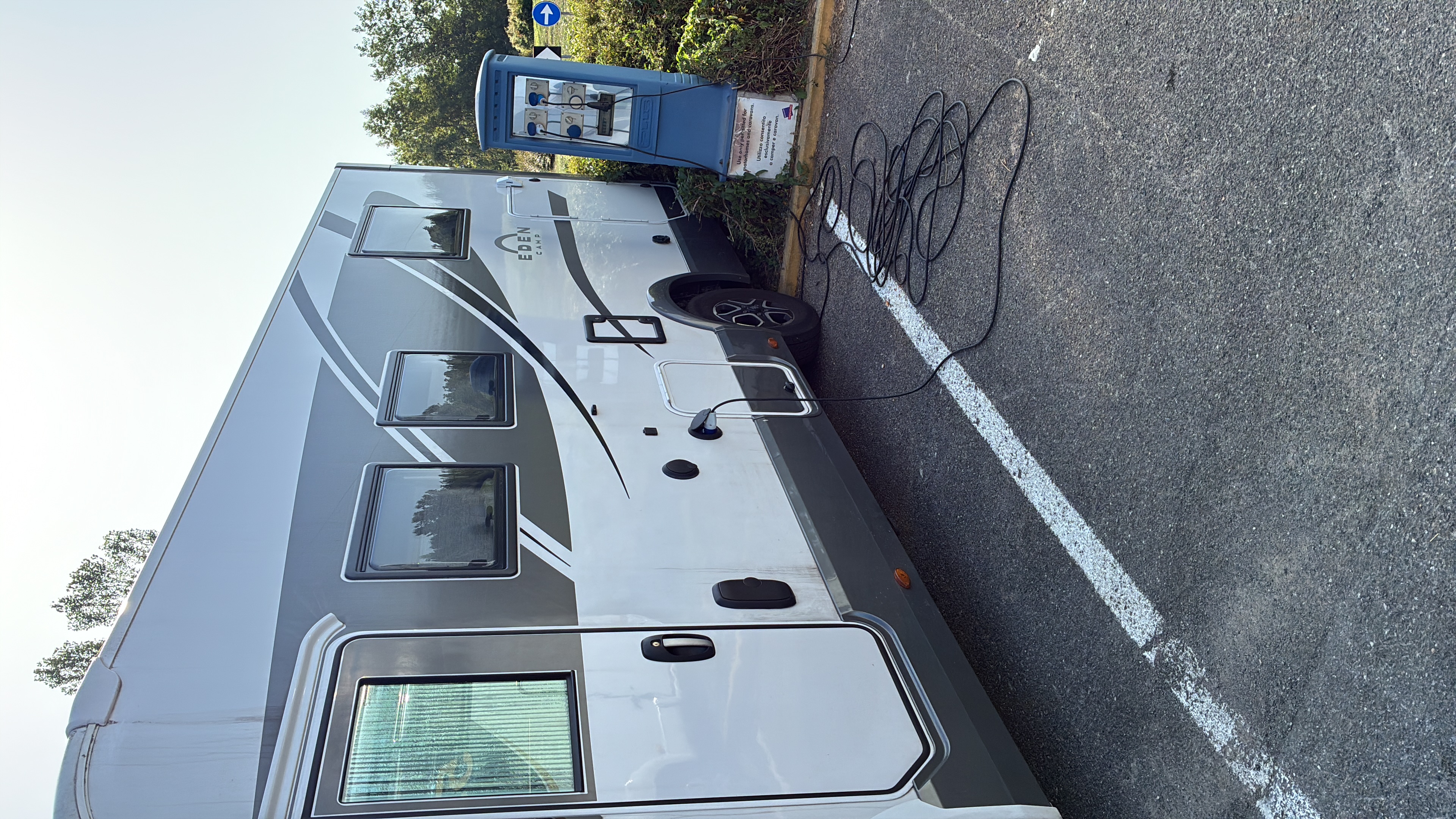 camping-car EDEN CAMP H745GLC  extérieur / latéral droit
