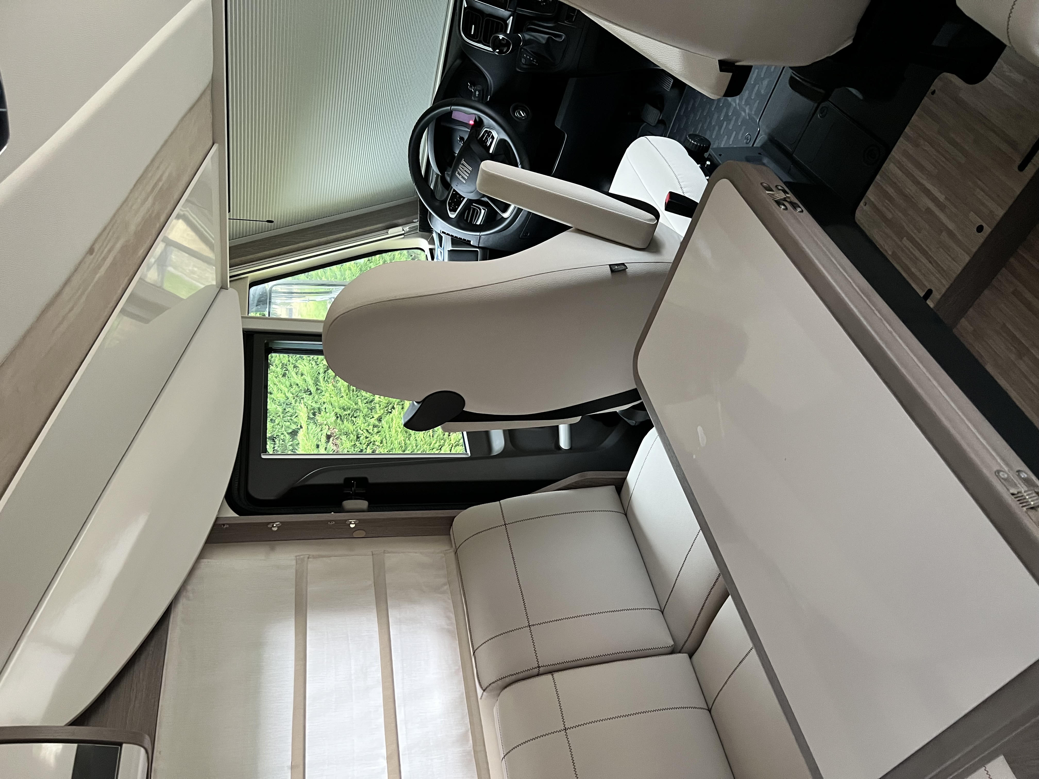 camping-car EDEN CAMP H745GLC  intérieur / coin salon