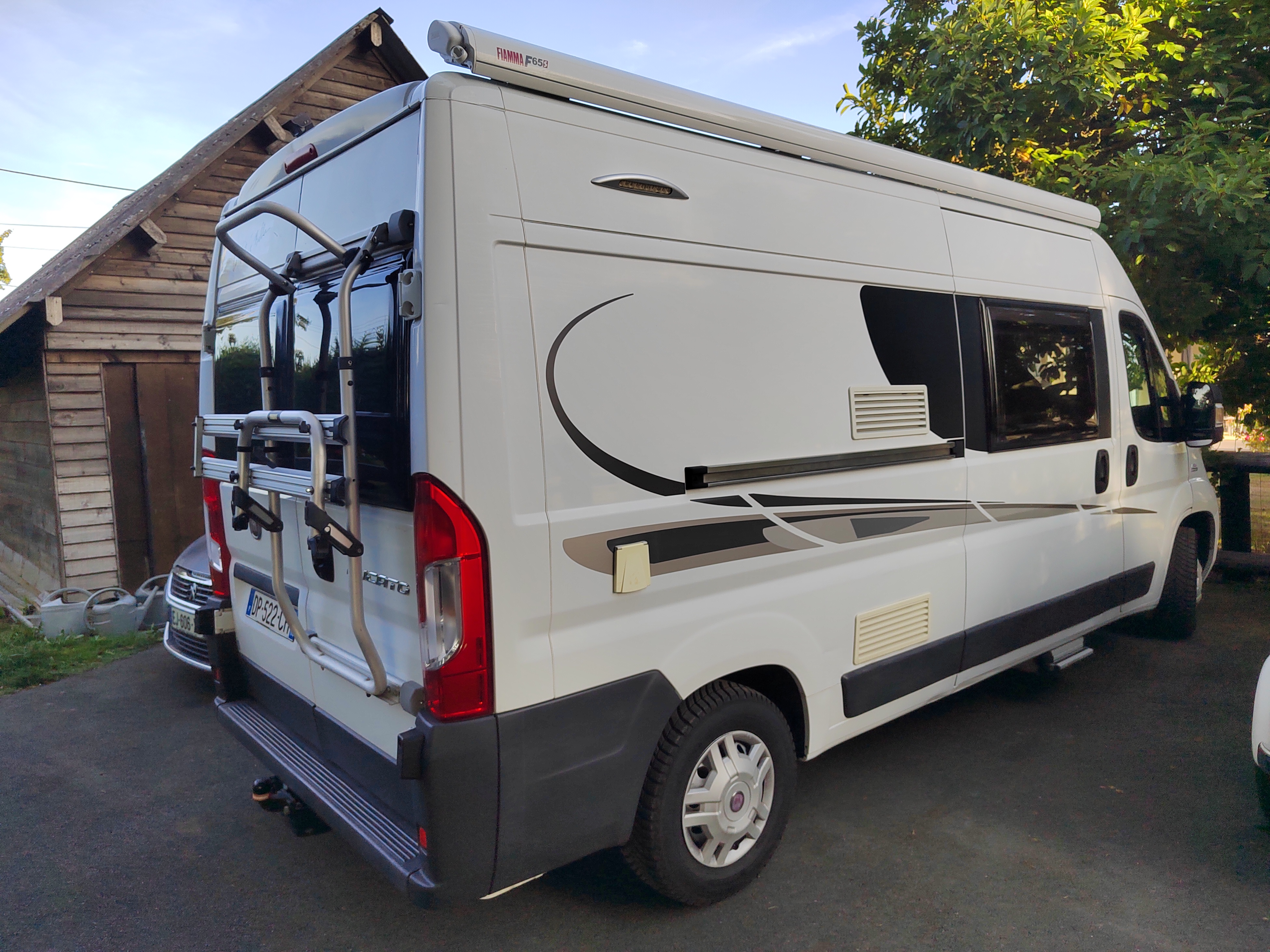 camping-car PILOTE V600  extérieur / latéral droit