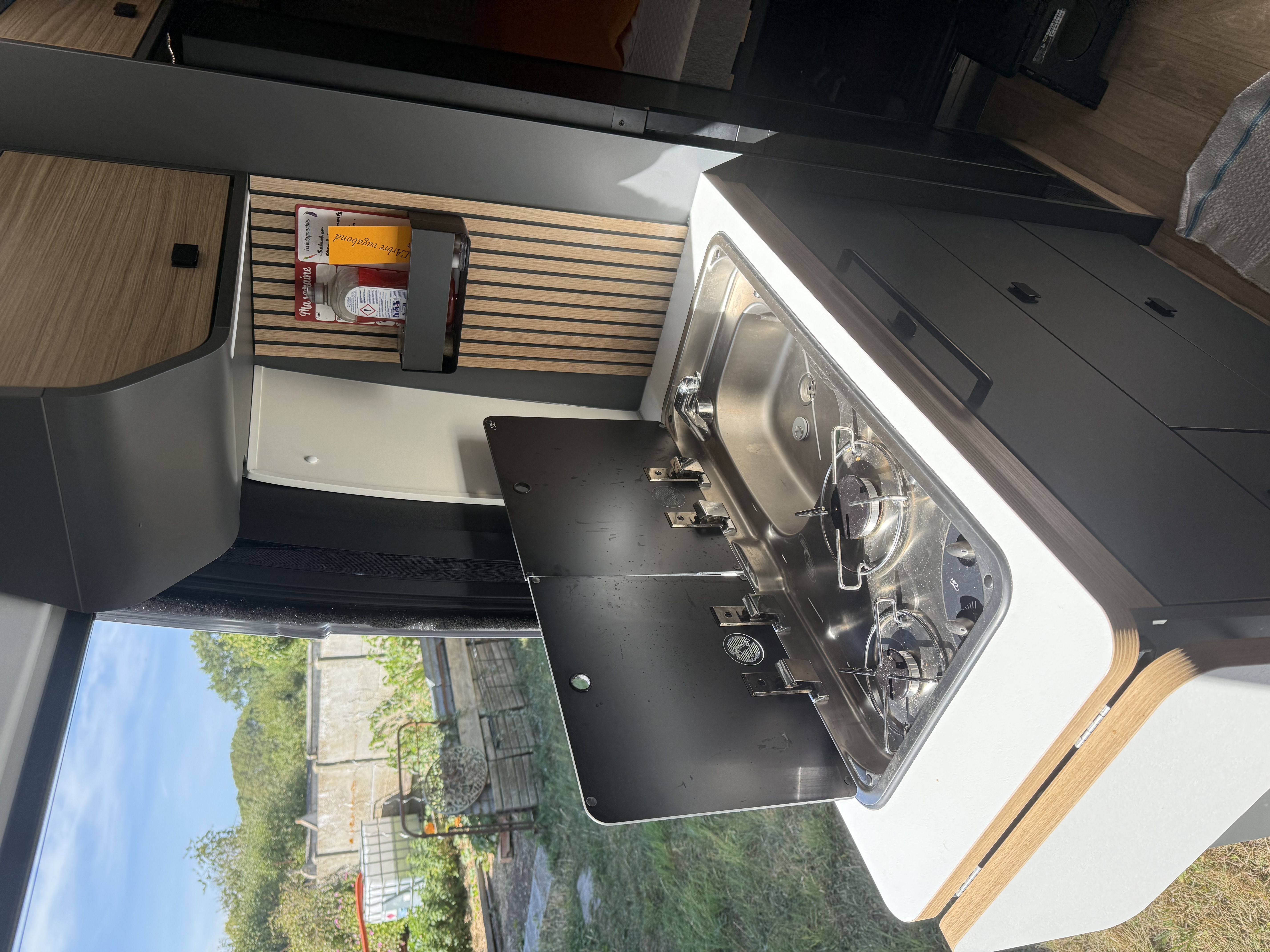 camping-car BAVARIA NOMADE  intérieur  / coin cuisine