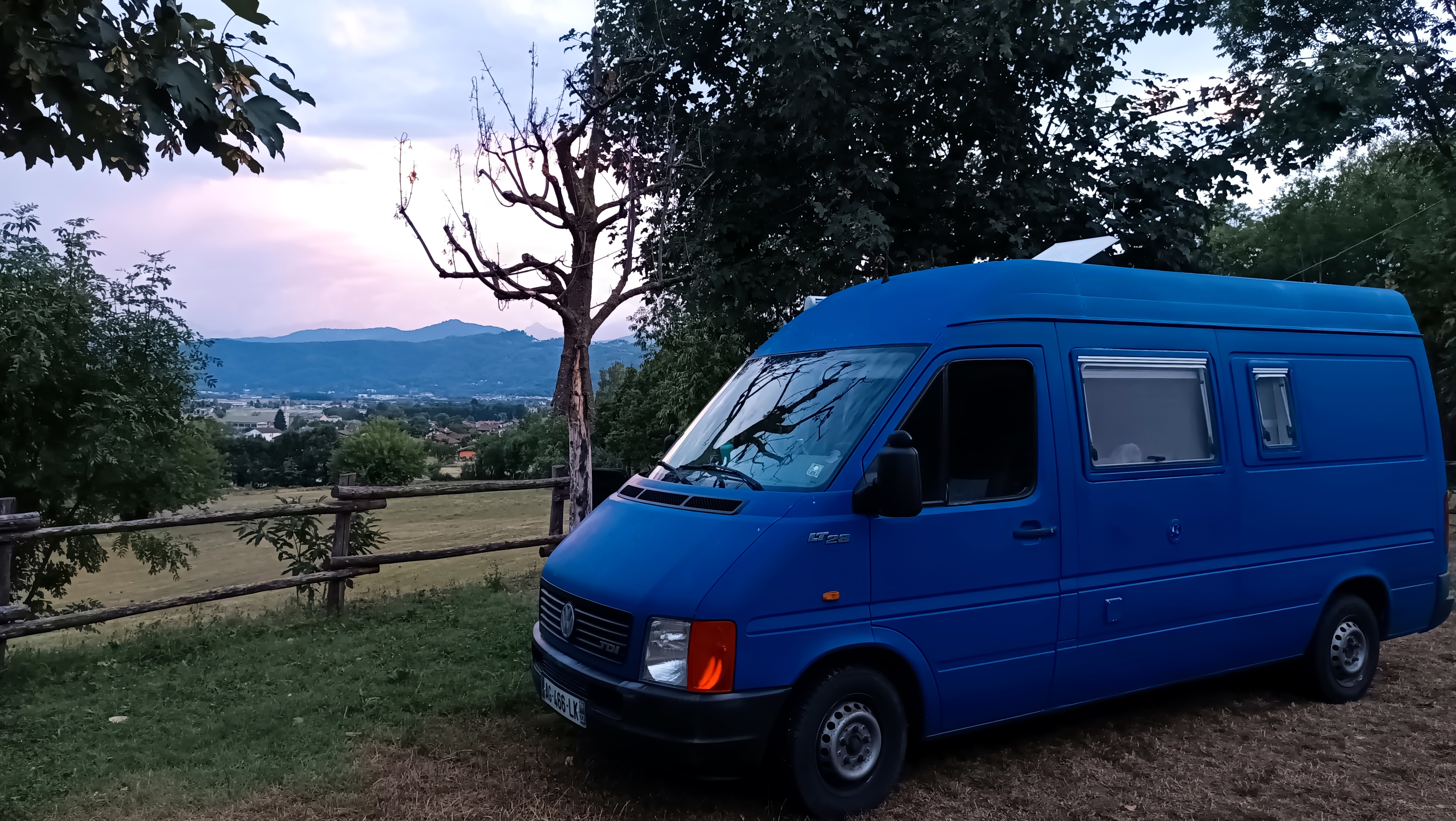 camping-car VOLKSWAGEN LT28  extérieur / face avant