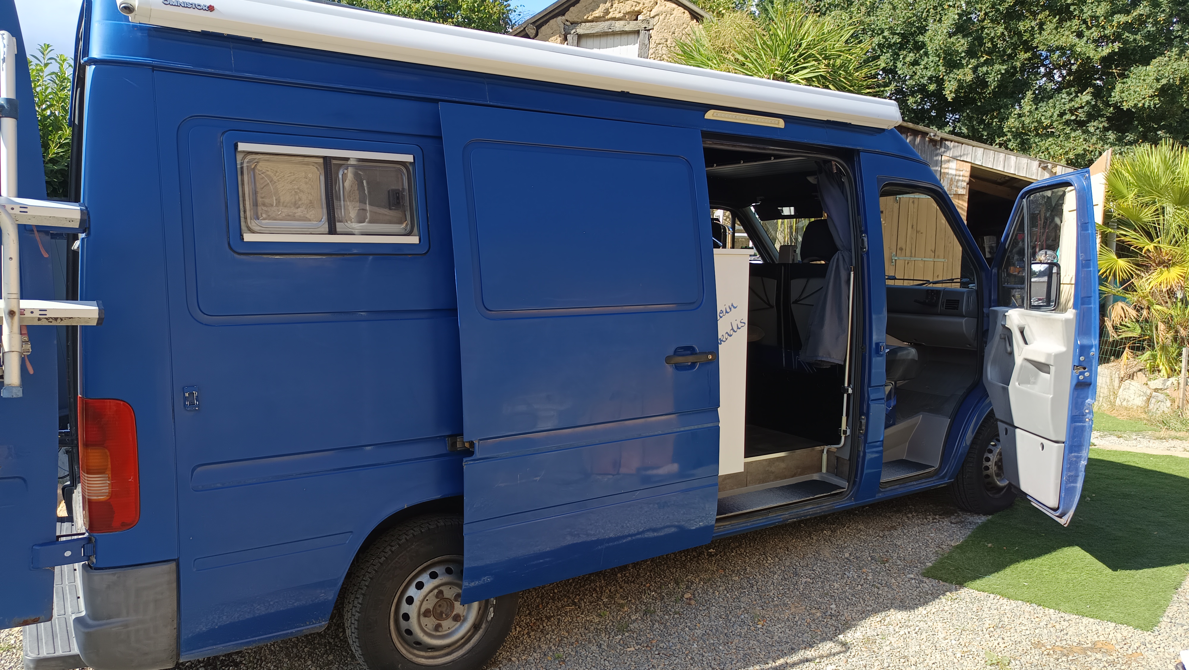 camping-car VOLKSWAGEN LT28  extérieur / latéral droit