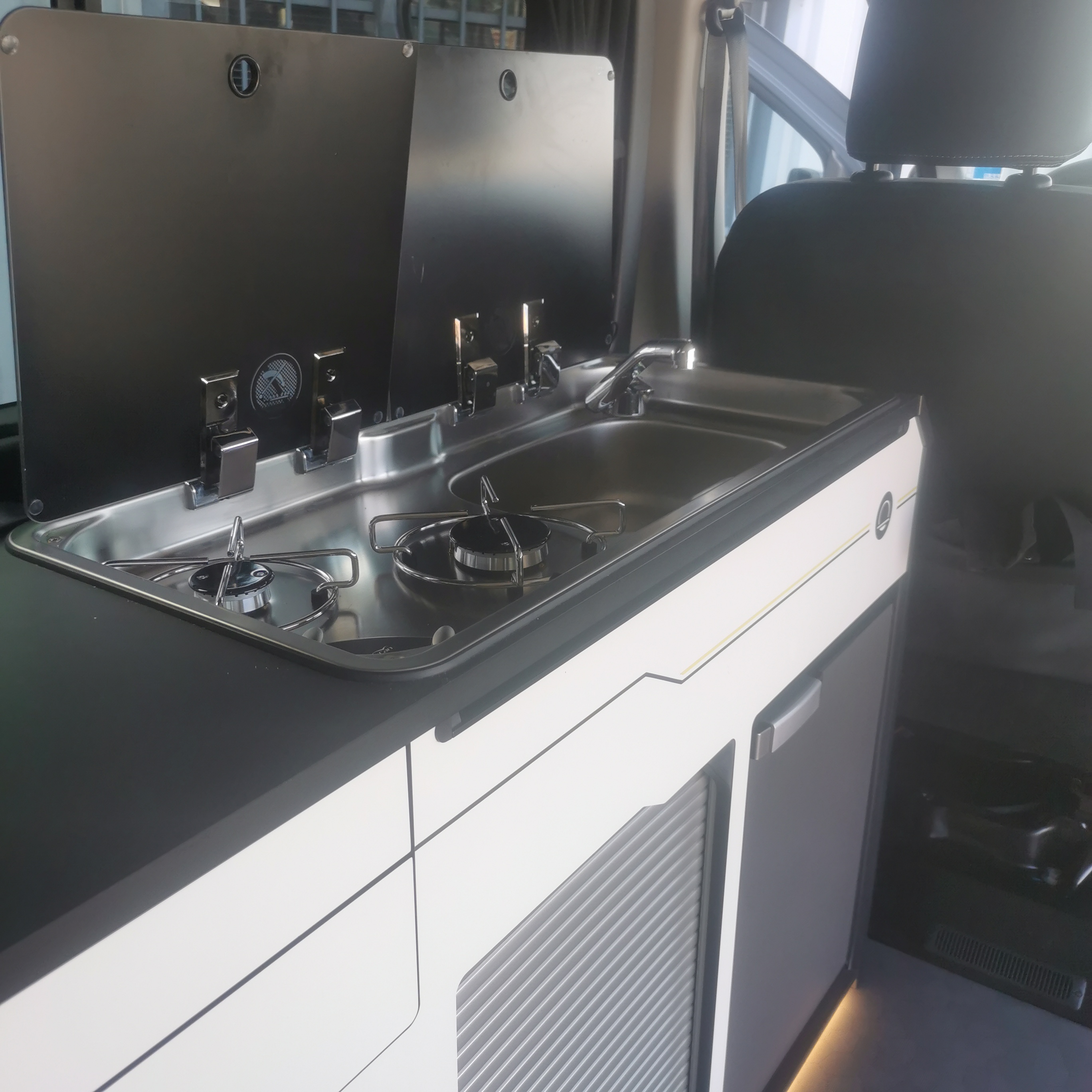 camping-car TRAFIC TREK 5  intérieur  / coin cuisine
