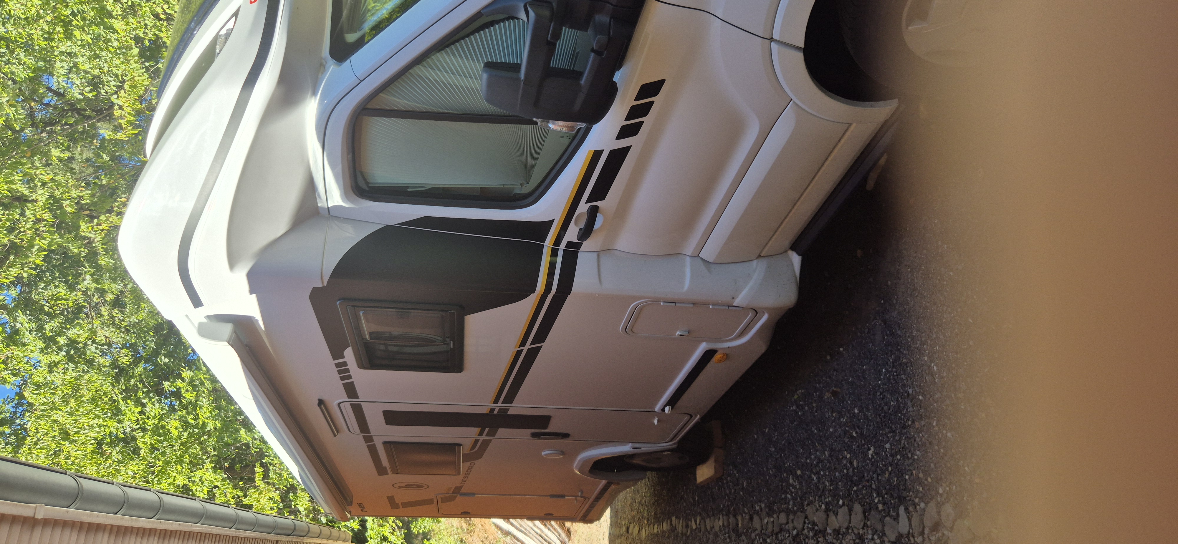 camping-car BENIMAR TESSORO 425  extérieur / latéral gauche
