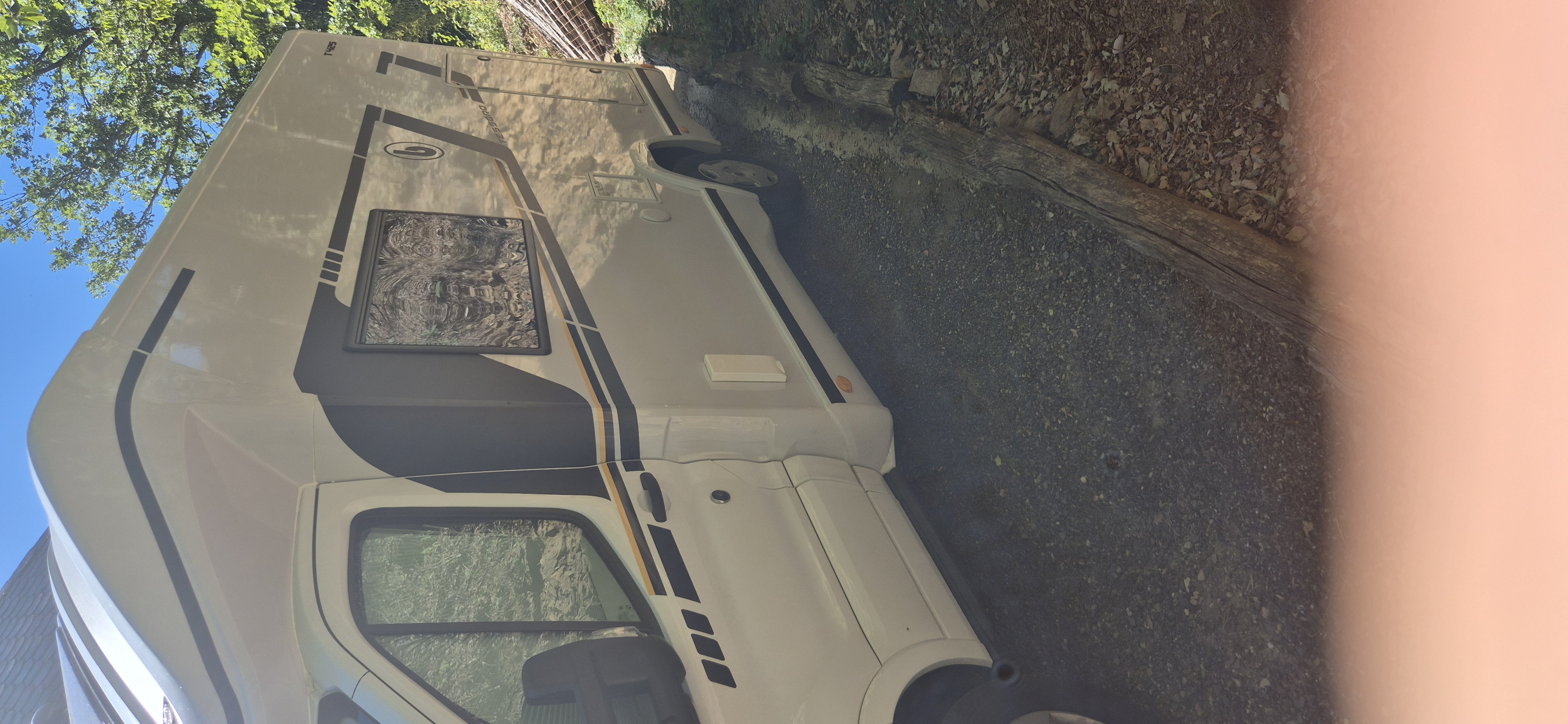 camping-car BENIMAR TESSORO 425  extérieur / latéral droit