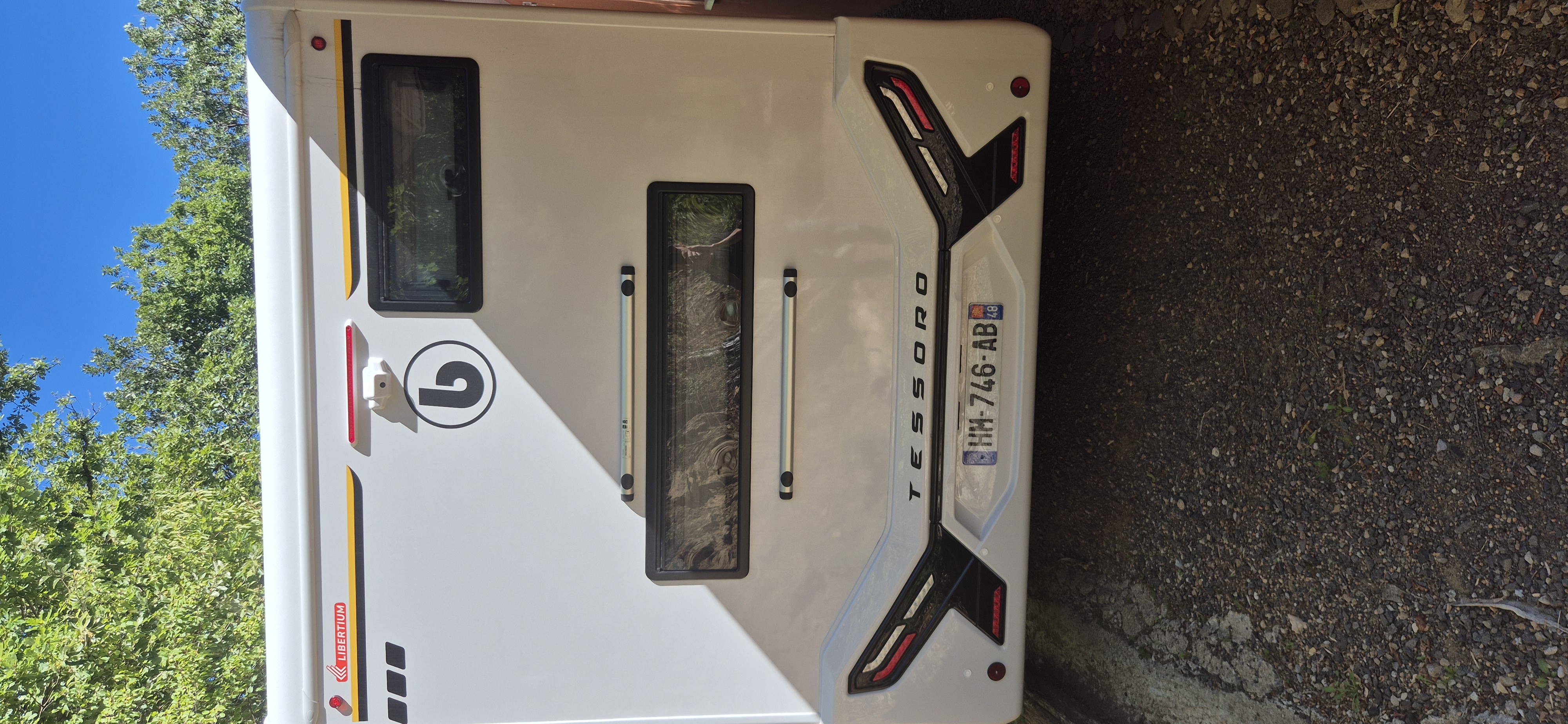camping-car BENIMAR TESSORO 425  extérieur / arrière