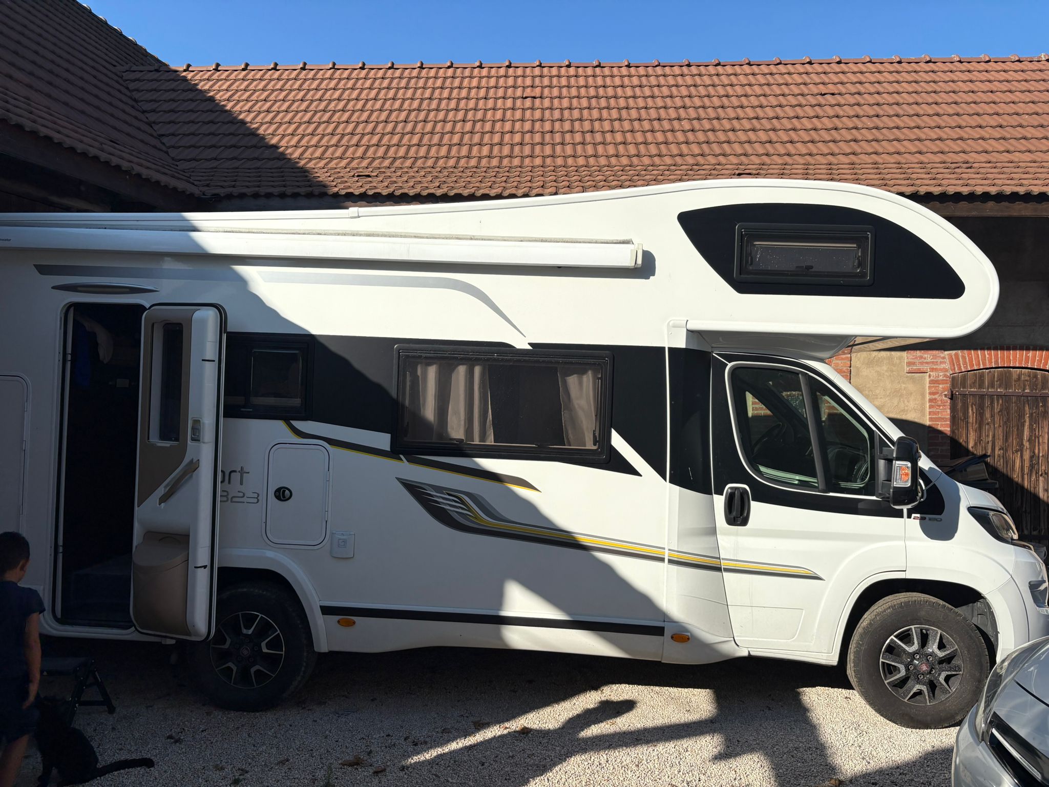 camping-car BENIMAR SPORT  extérieur / latéral gauche