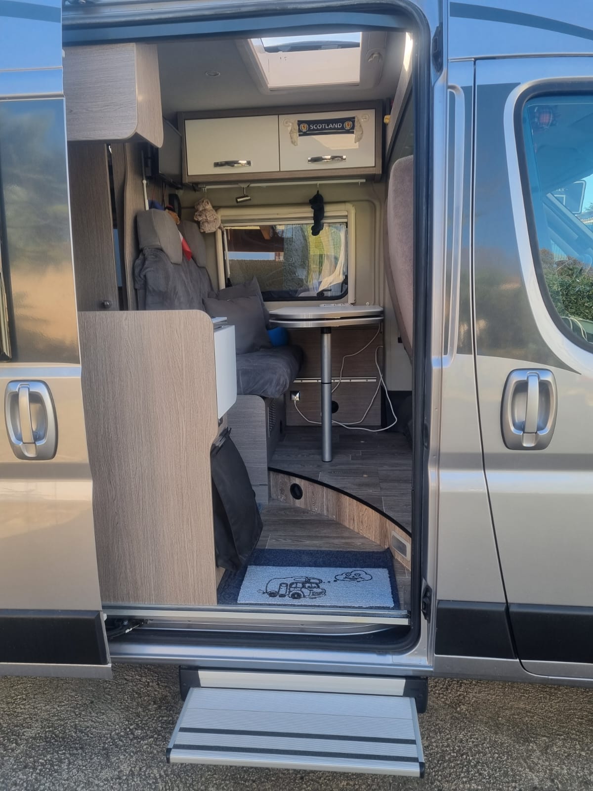 camping-car POSSL 2WIN PLUS   intérieur / coin salon