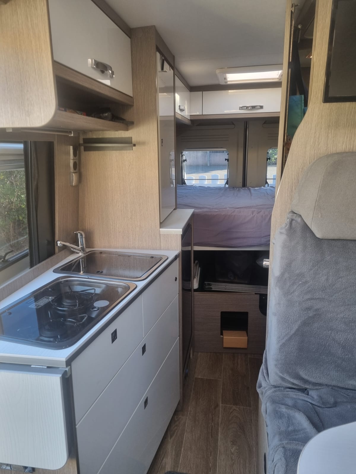 camping-car POSSL 2WIN PLUS   intérieur  / coin cuisine