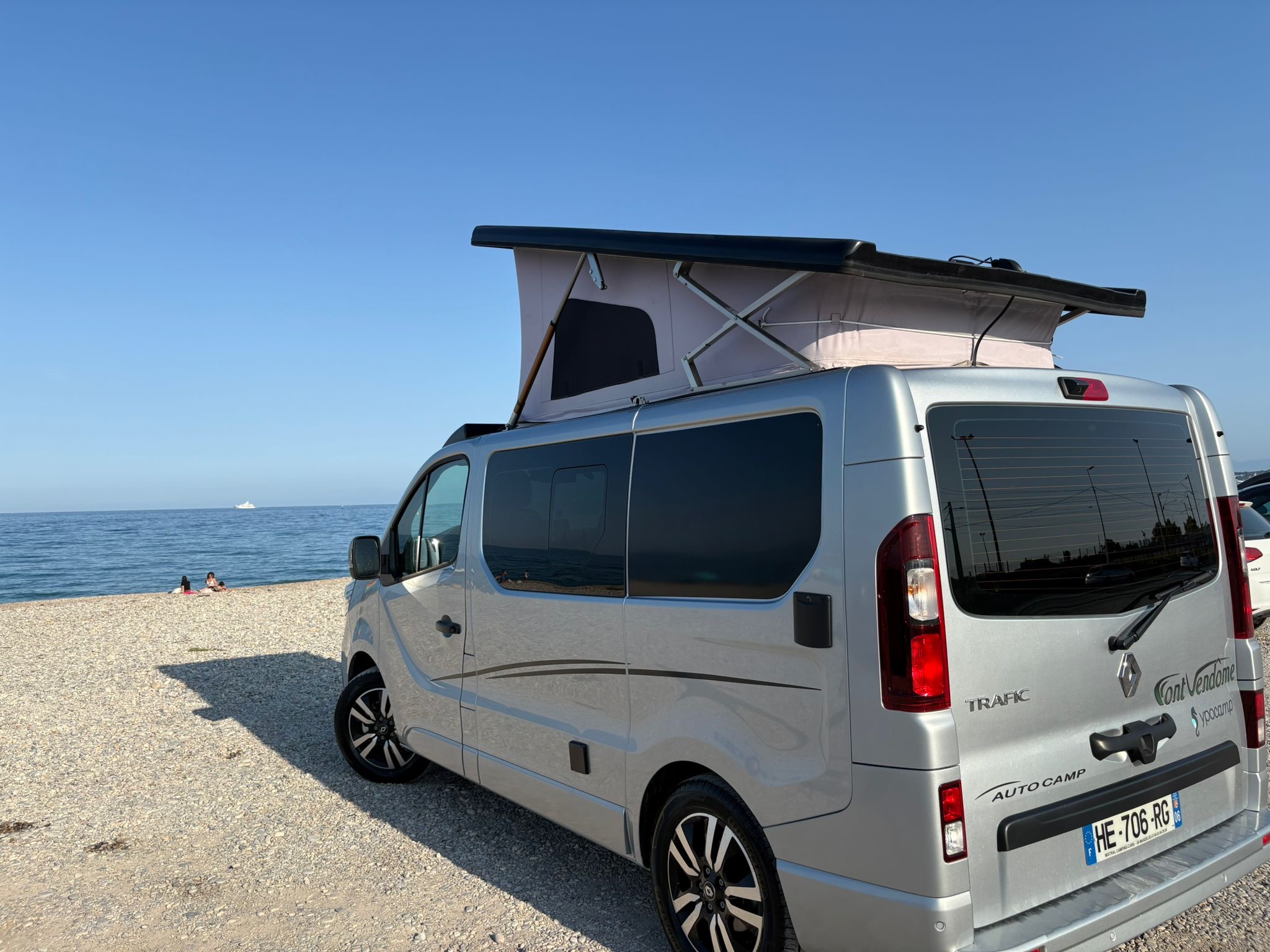 camping-car RENAULT TRAFIC  extérieur / arrière