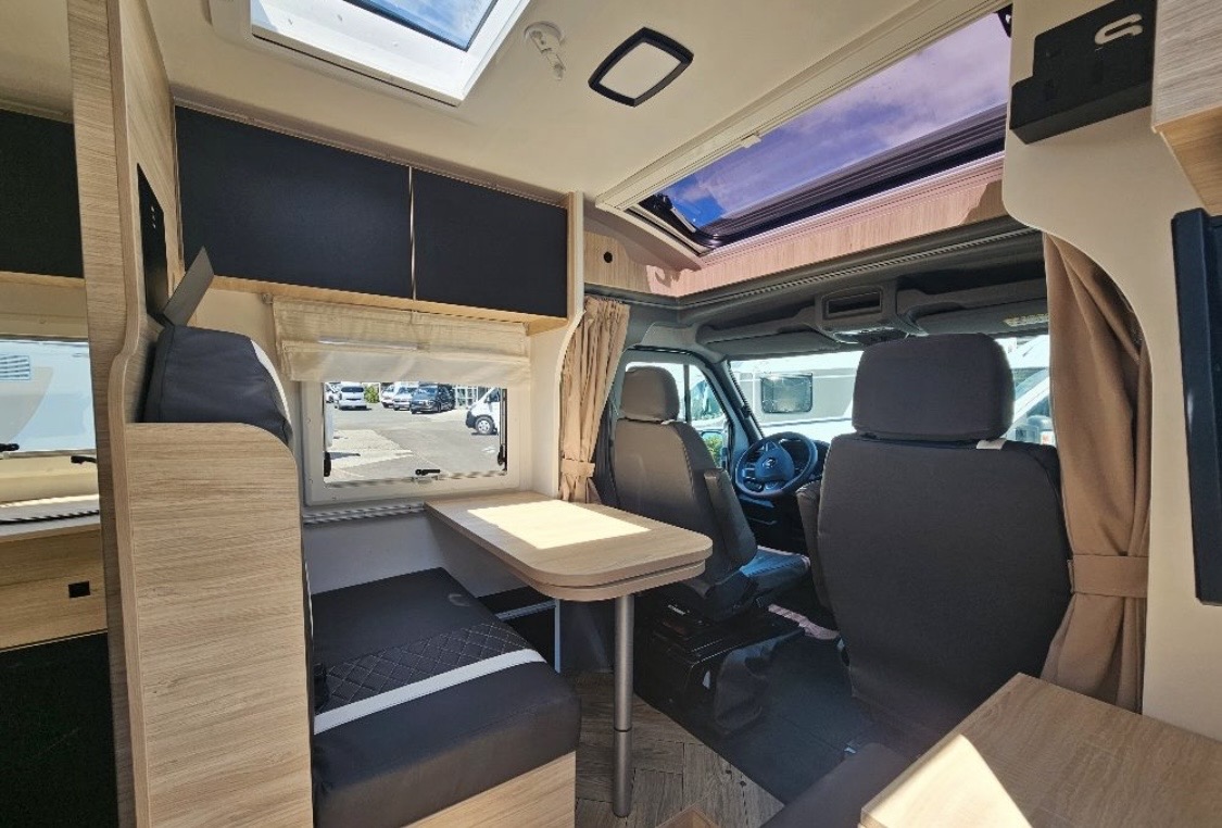camping-car CHALLENGER S194  intérieur / coin salon