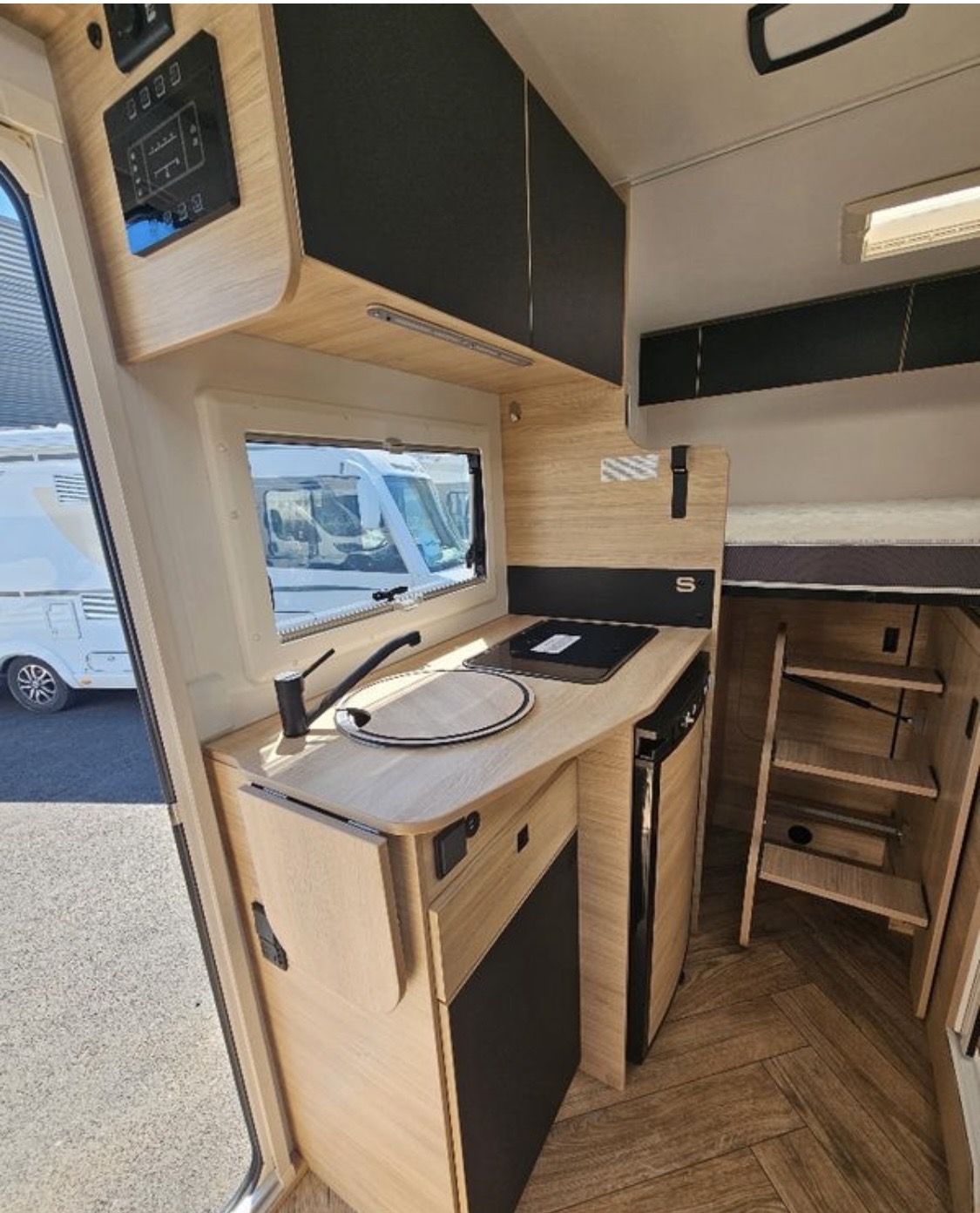camping-car CHALLENGER S194  intérieur  / coin cuisine