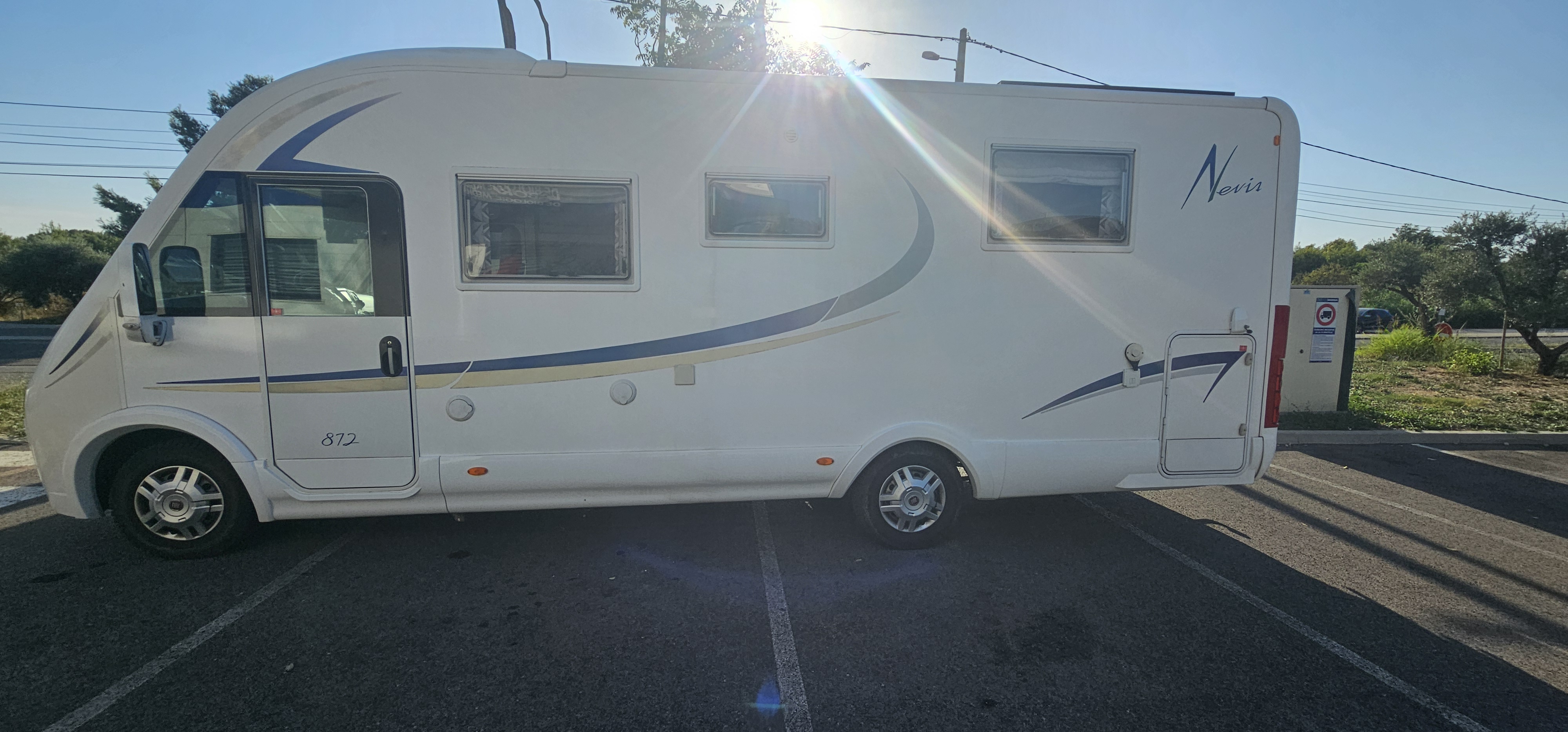 camping-car MC LOUIS NEVIS 872   extérieur / latéral droit