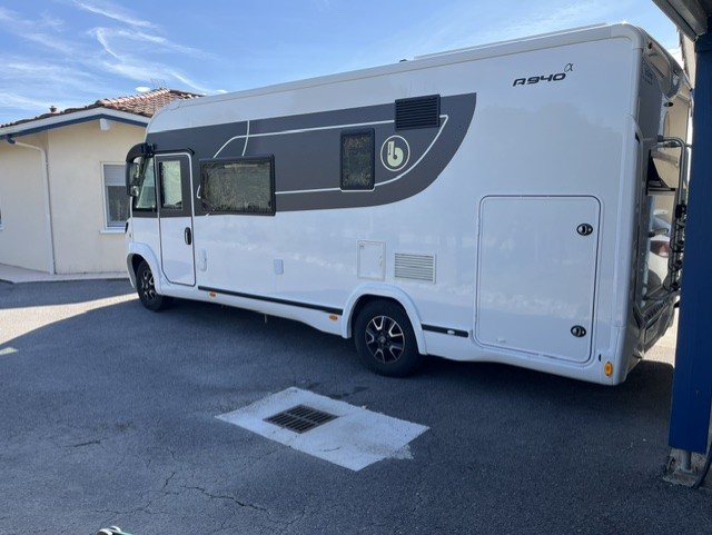 camping-car BENIMAR AMPHITRYON  extérieur / latéral gauche