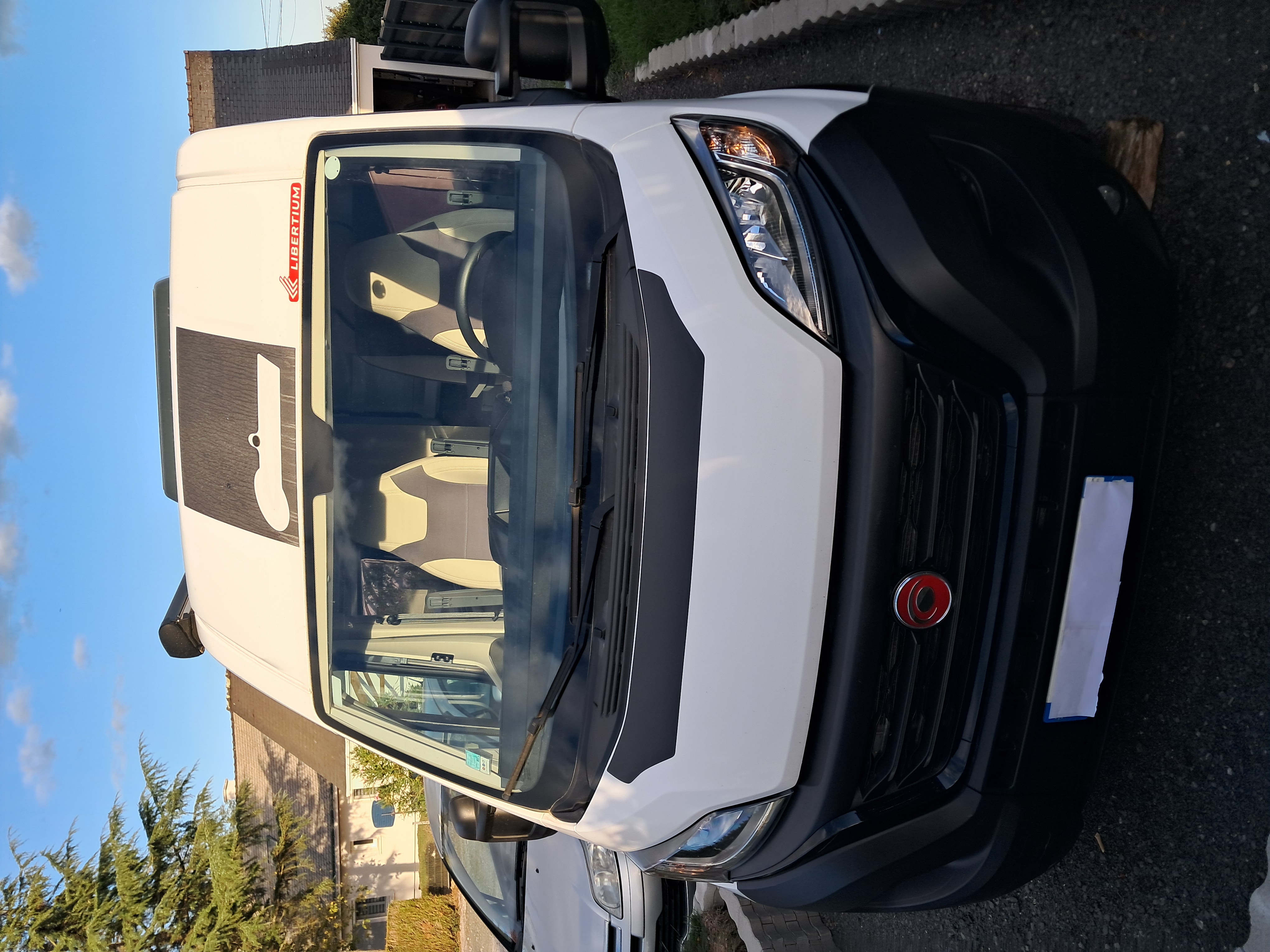 camping-car CHALLENGER V114   extérieur / face avant