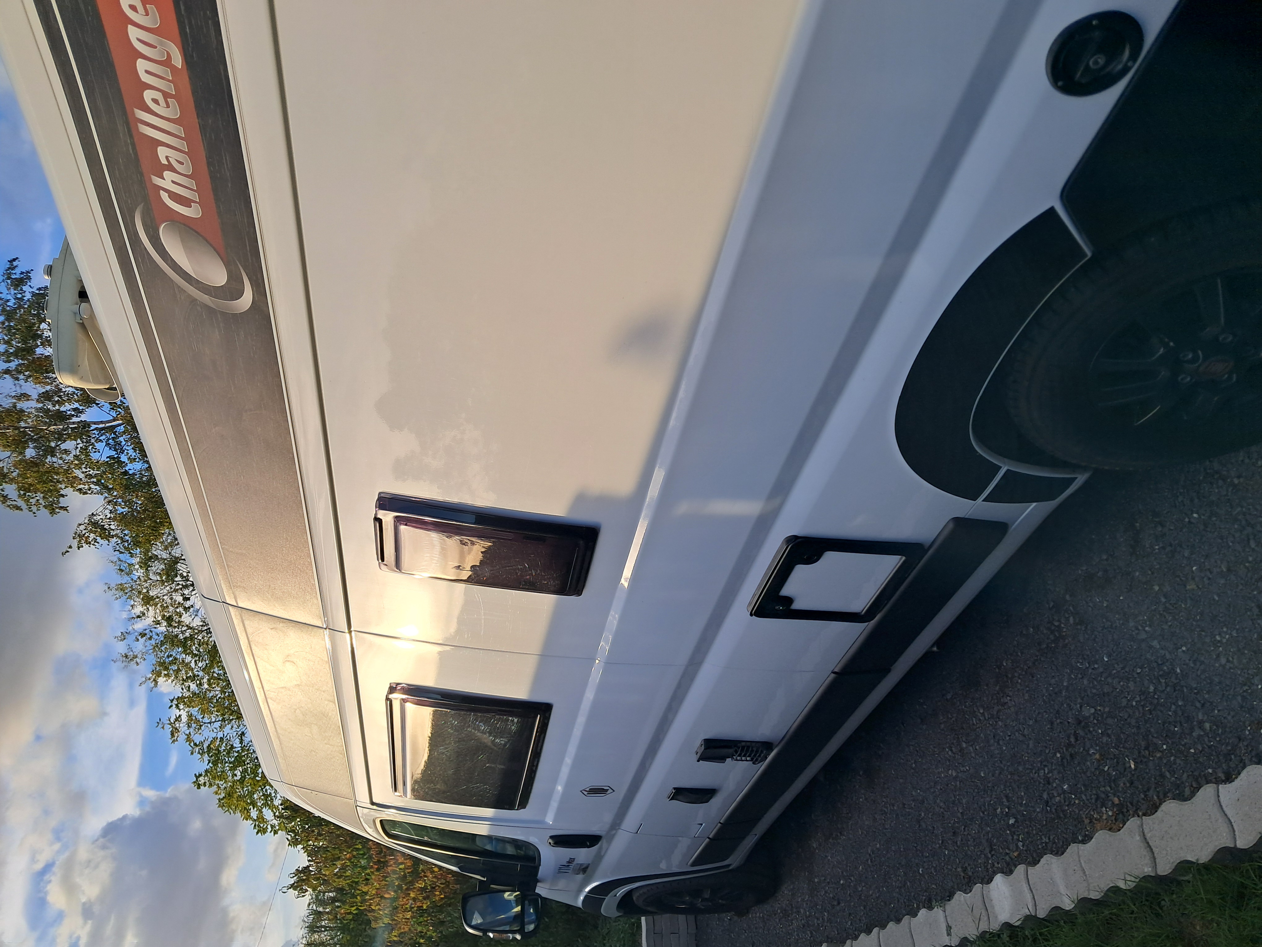 camping-car CHALLENGER V114   extérieur / latéral gauche