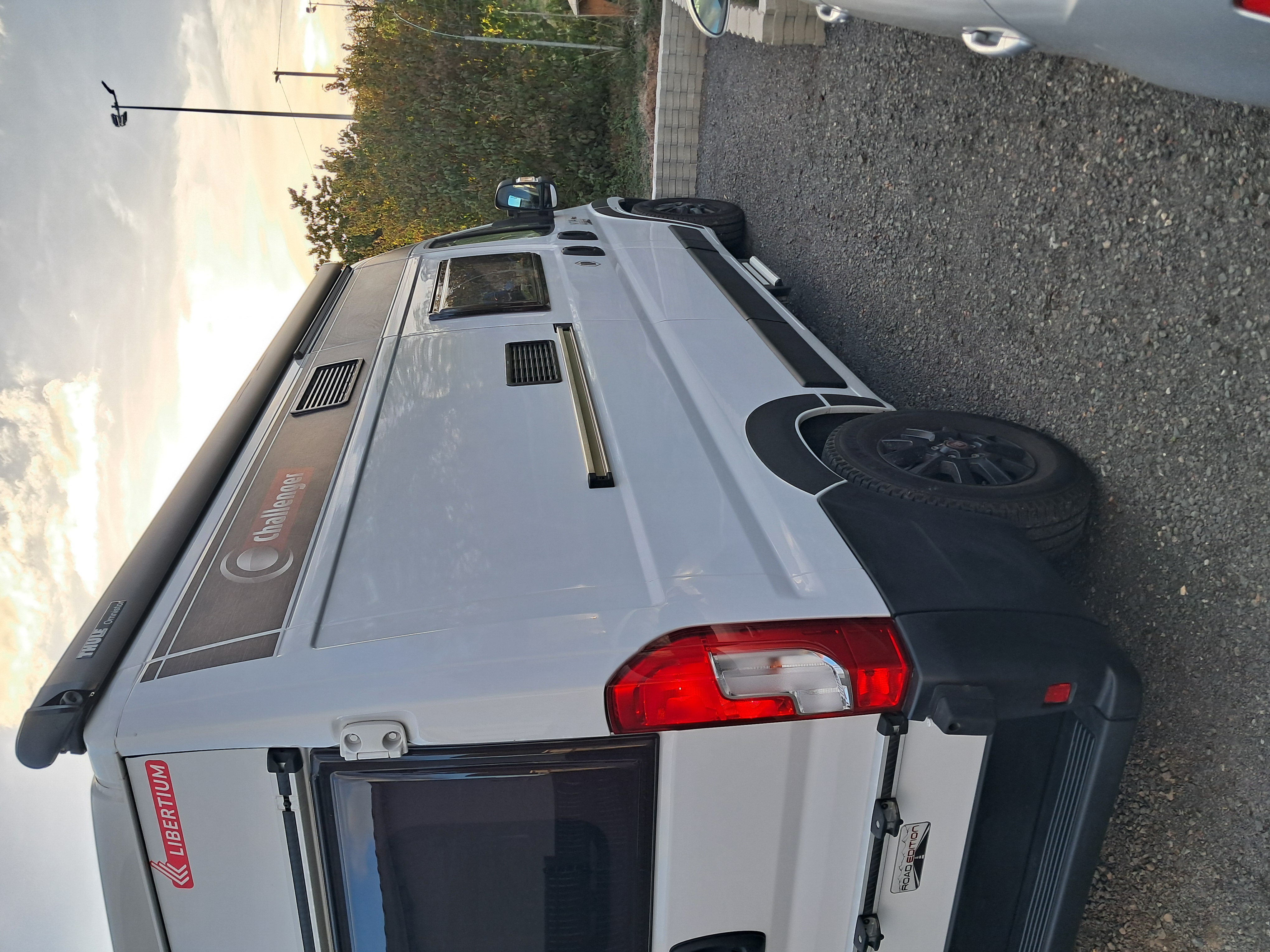 camping-car CHALLENGER V114   extérieur / latéral droit