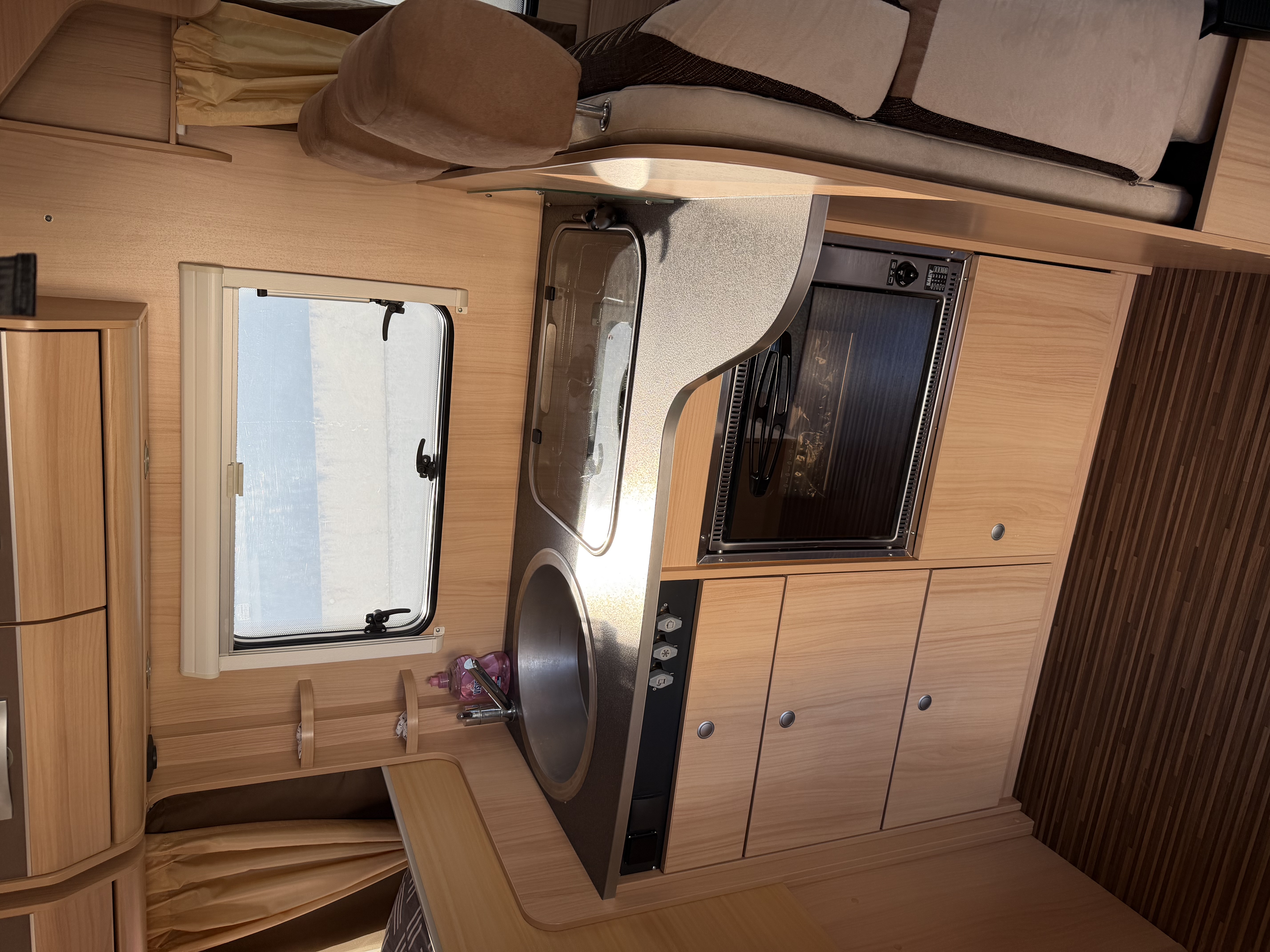 camping-car CAPRON T SUNLIGHT  intérieur  / coin cuisine