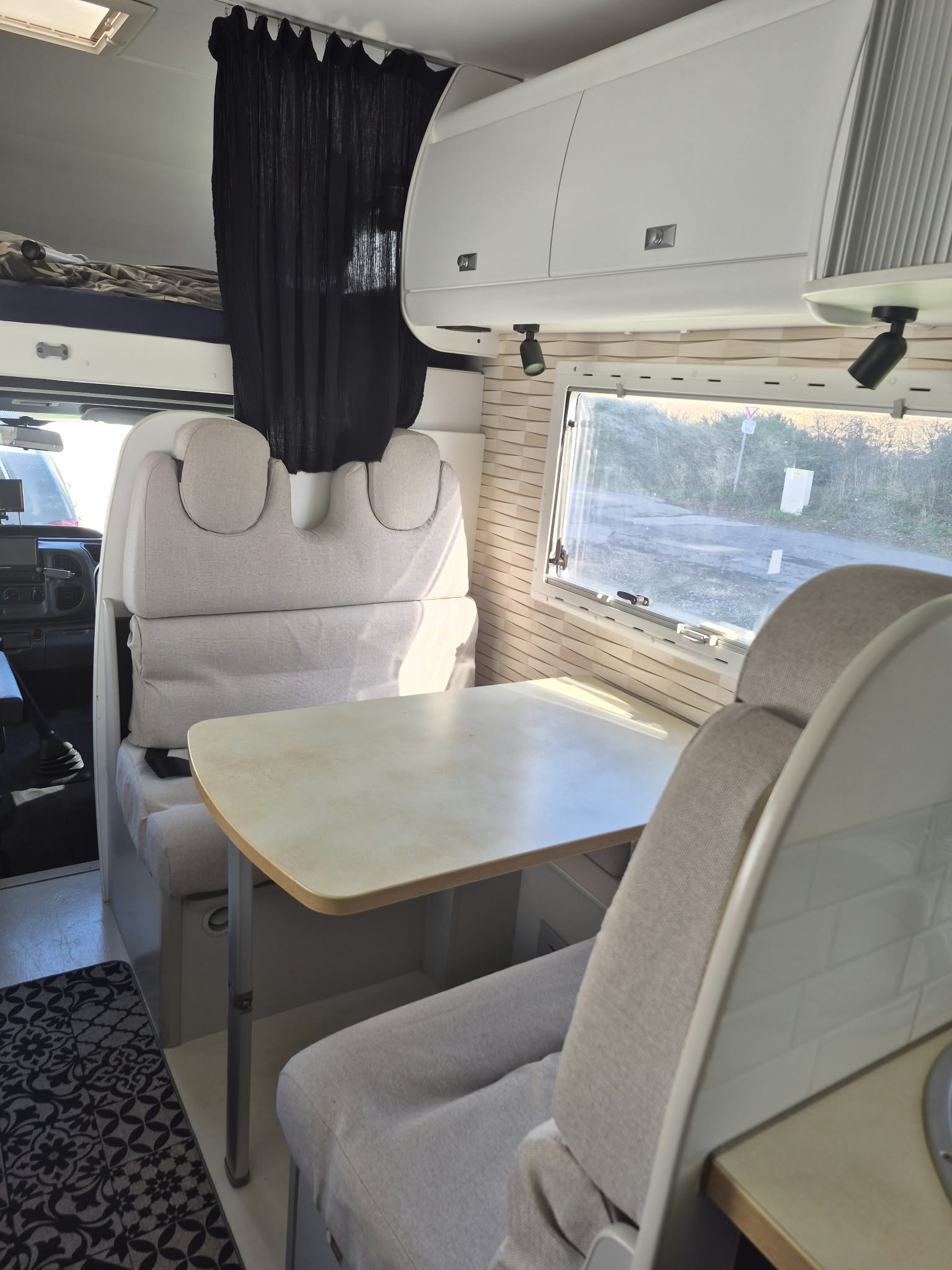 camping-car CHALLENGER MAGEO  intérieur / coin salon