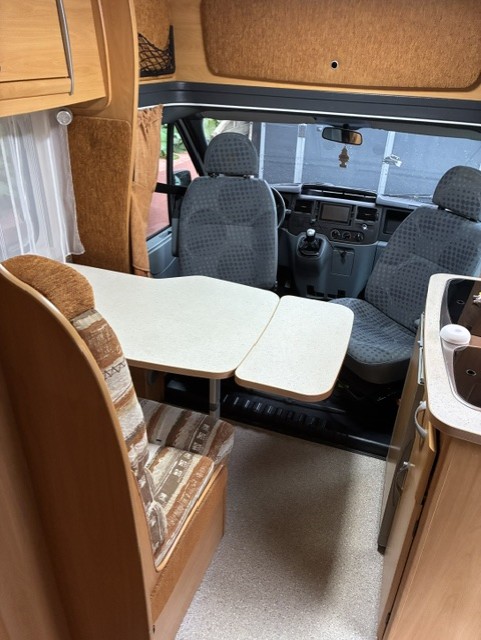 camping-car CHAUSSON FLASH 04  intérieur / coin salon