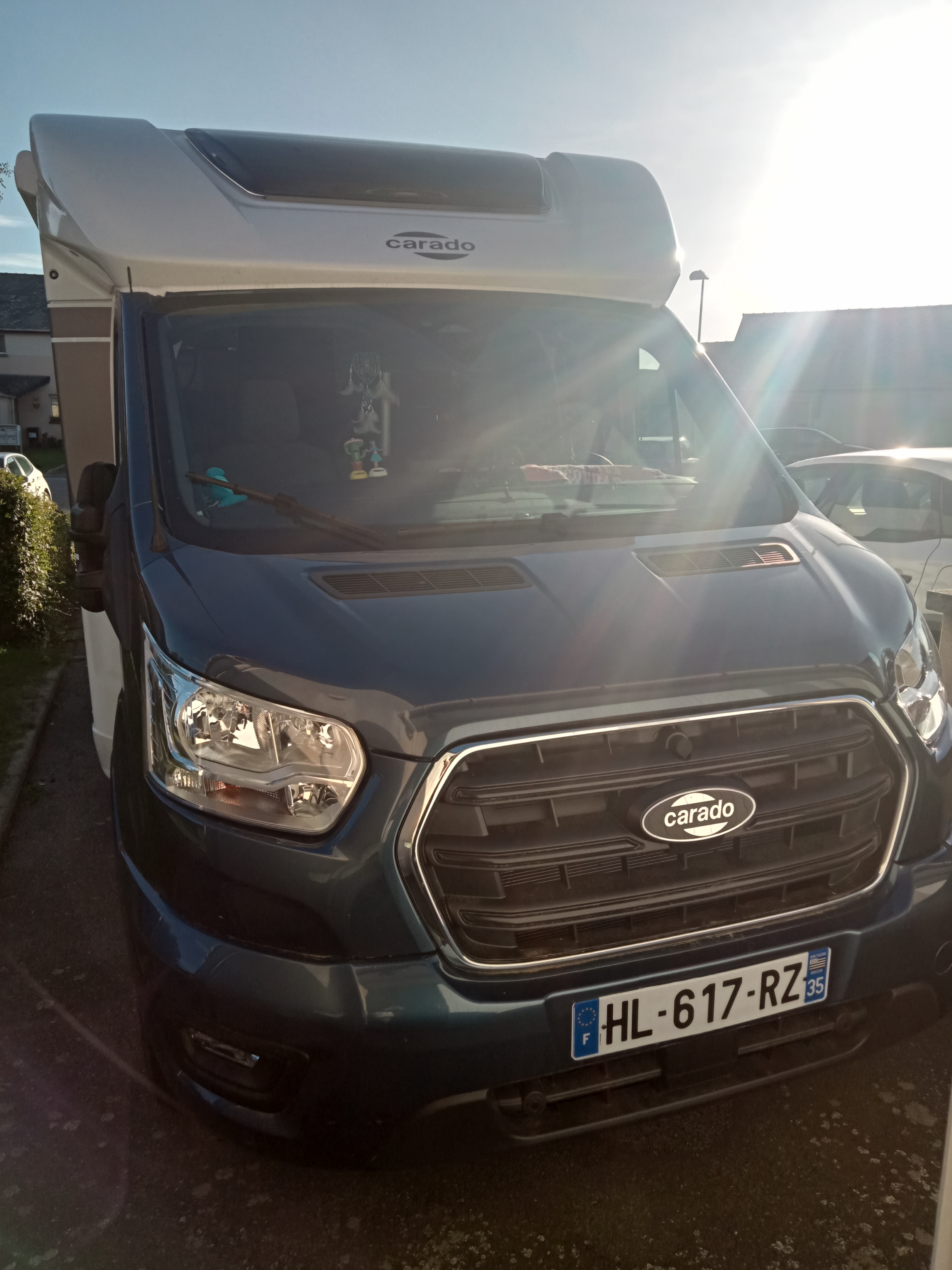camping-car CARADO T 449  extérieur / face avant