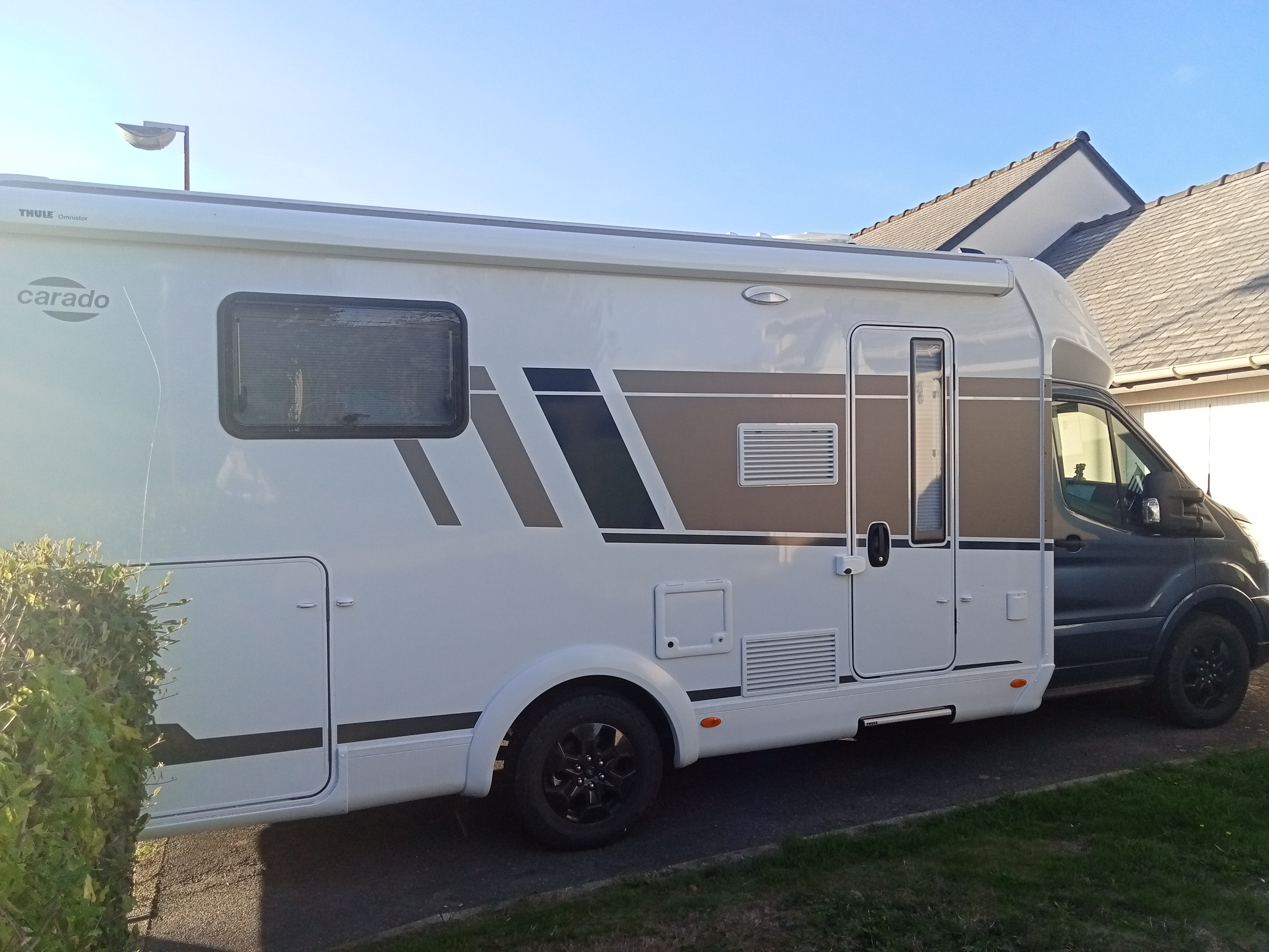 camping-car CARADO T 449  extérieur / latéral gauche
