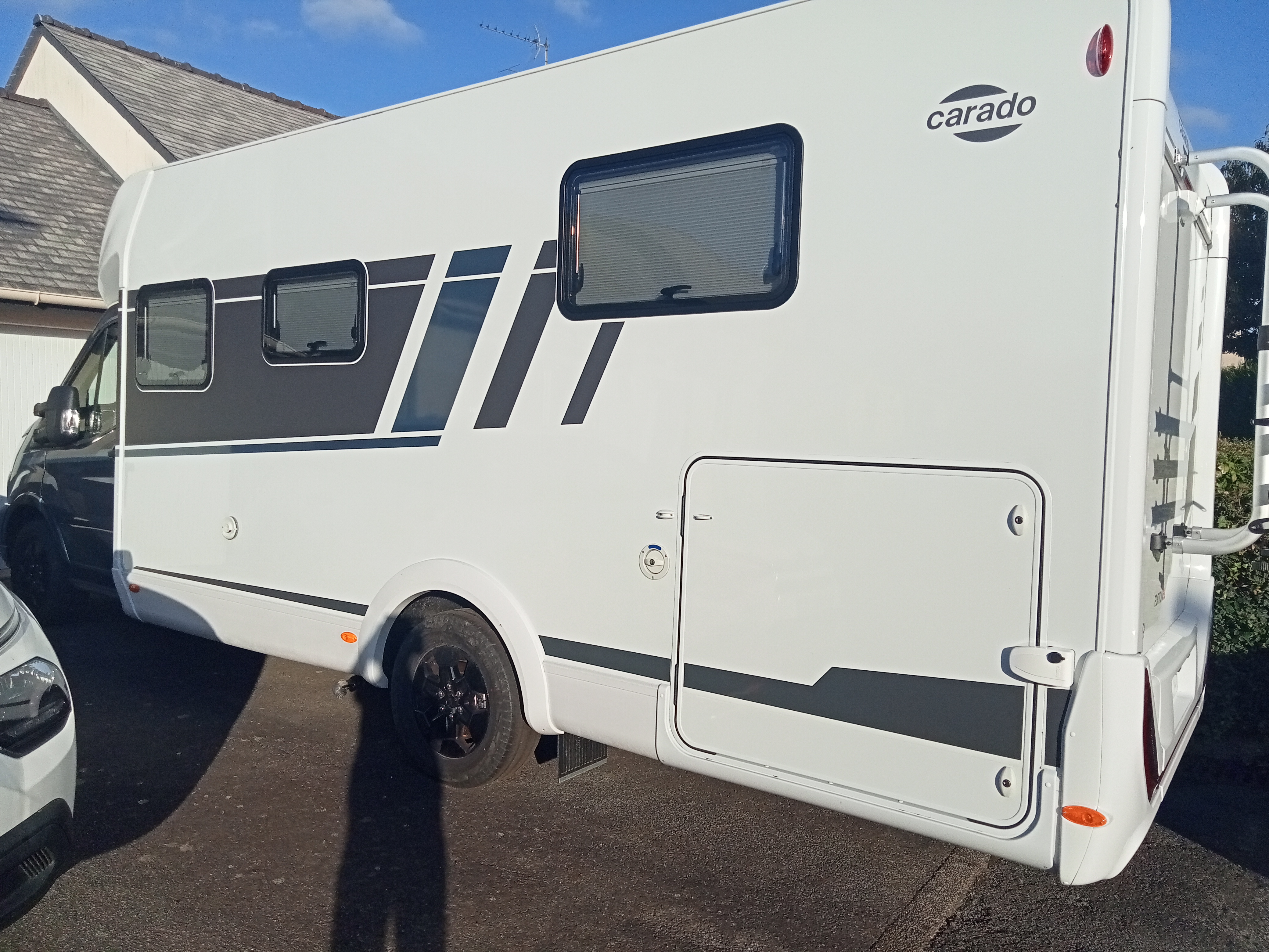 camping-car CARADO T 449  extérieur / latéral droit