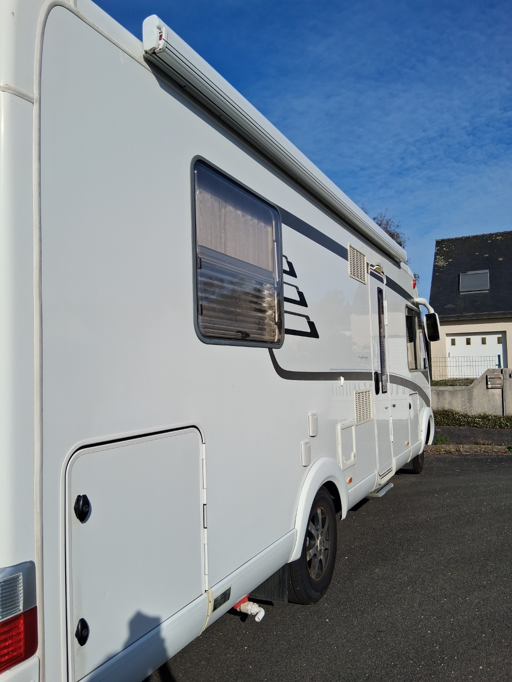 camping-car HYMER B698  extérieur / latéral droit
