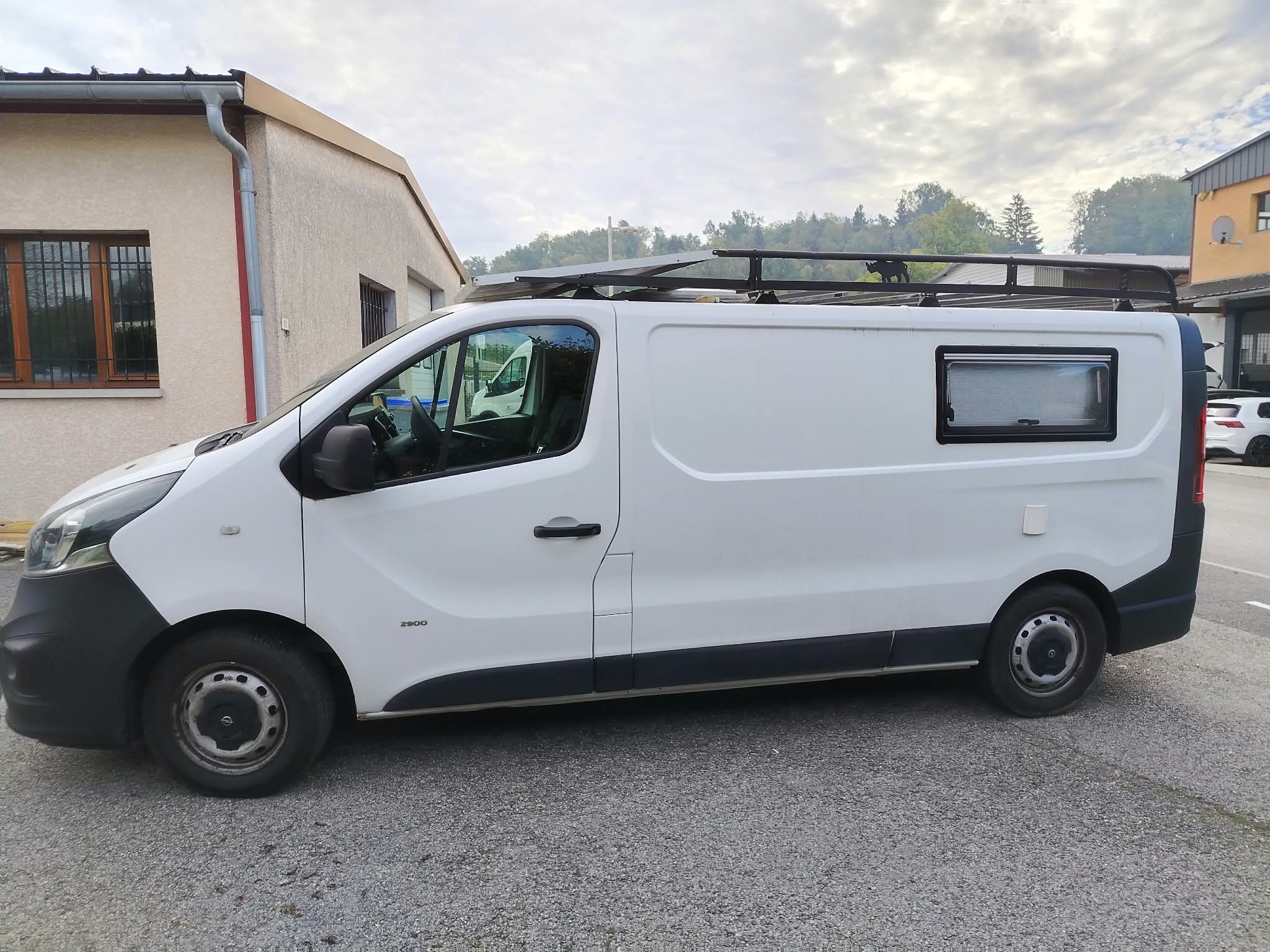 camping-car OPEL VIVARO  extérieur / latéral gauche