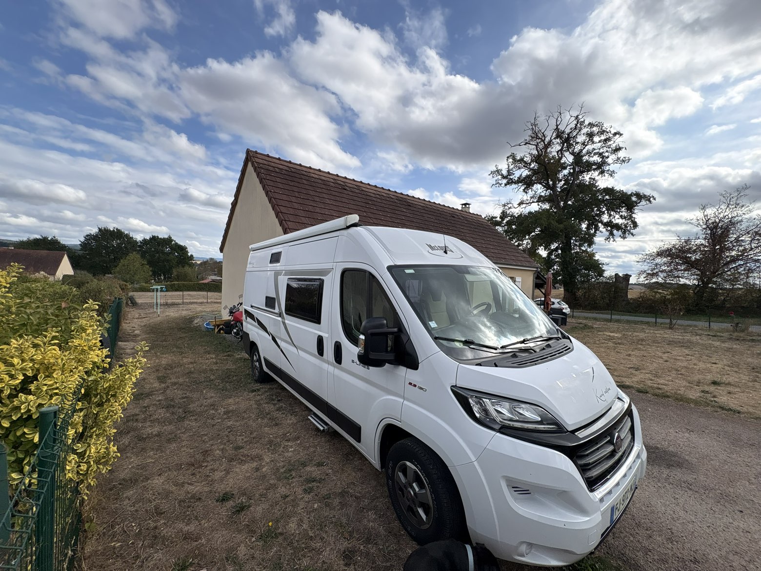camping-car MC LOUIS MENFYS   extérieur / face avant