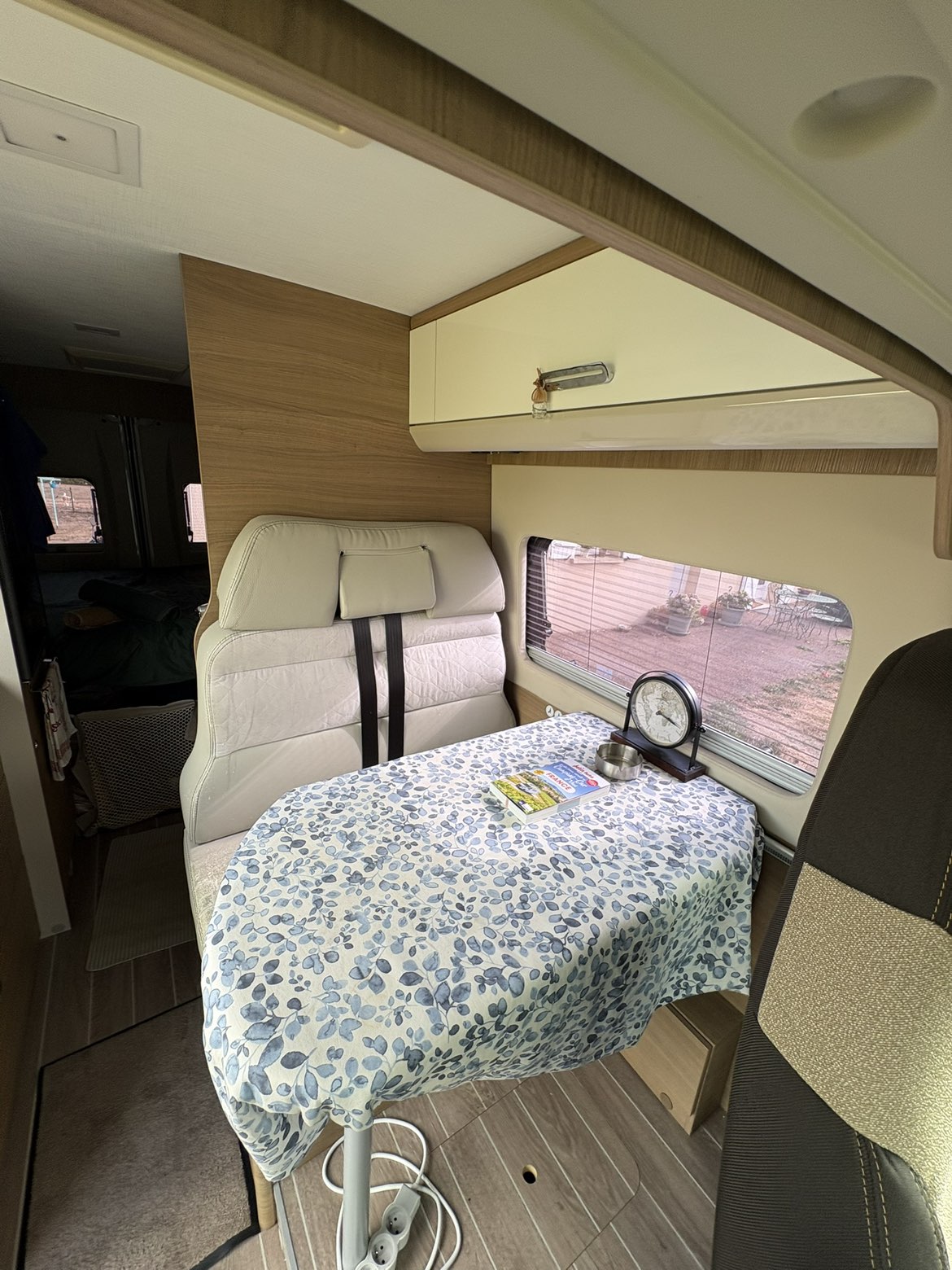 camping-car MC LOUIS MENFYS   intérieur / coin salon