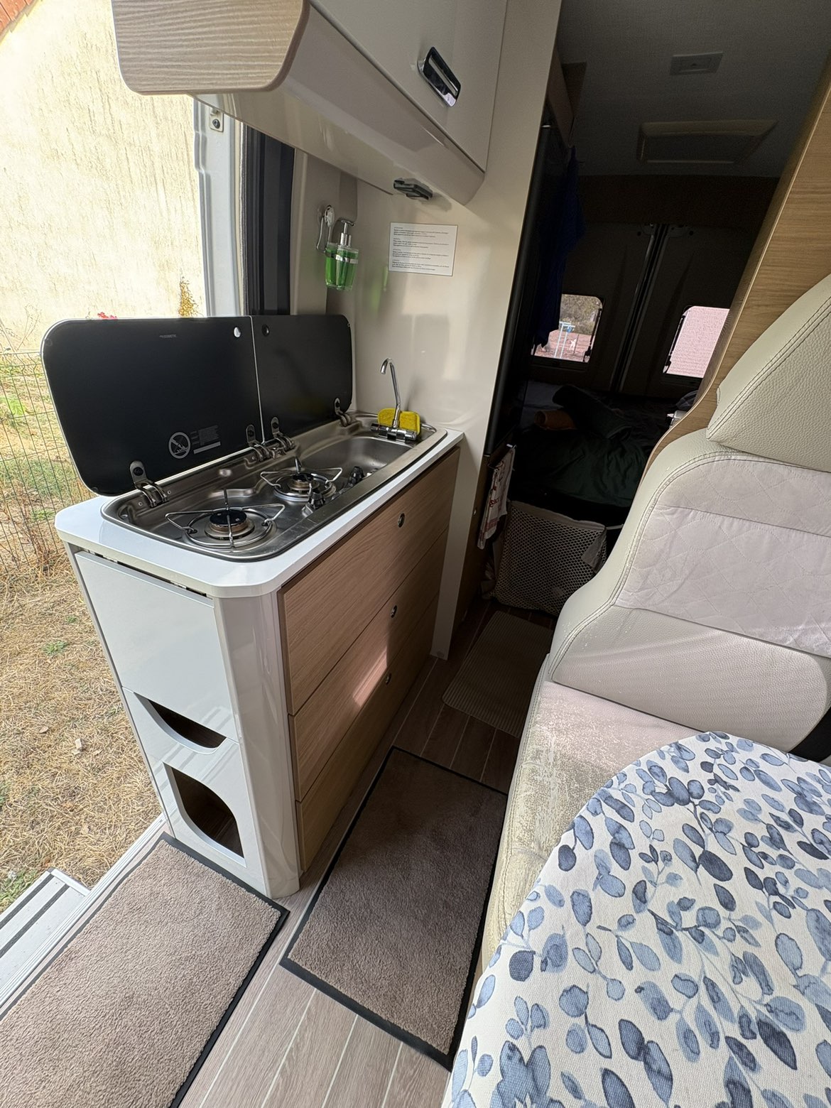 camping-car MC LOUIS MENFYS   intérieur  / coin cuisine