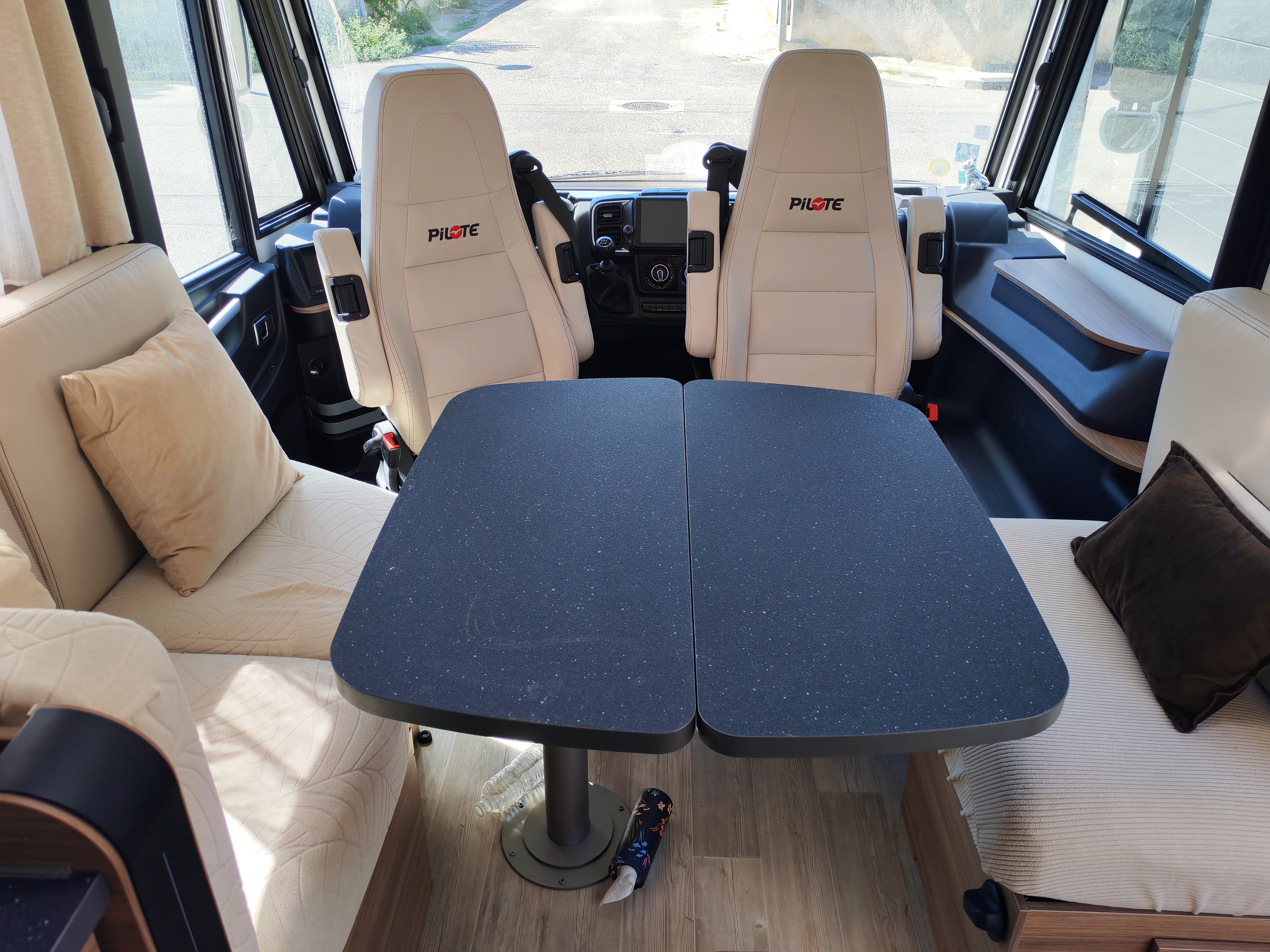 camping-car PILOTE G740FC EVIDENCE  intérieur / coin salon