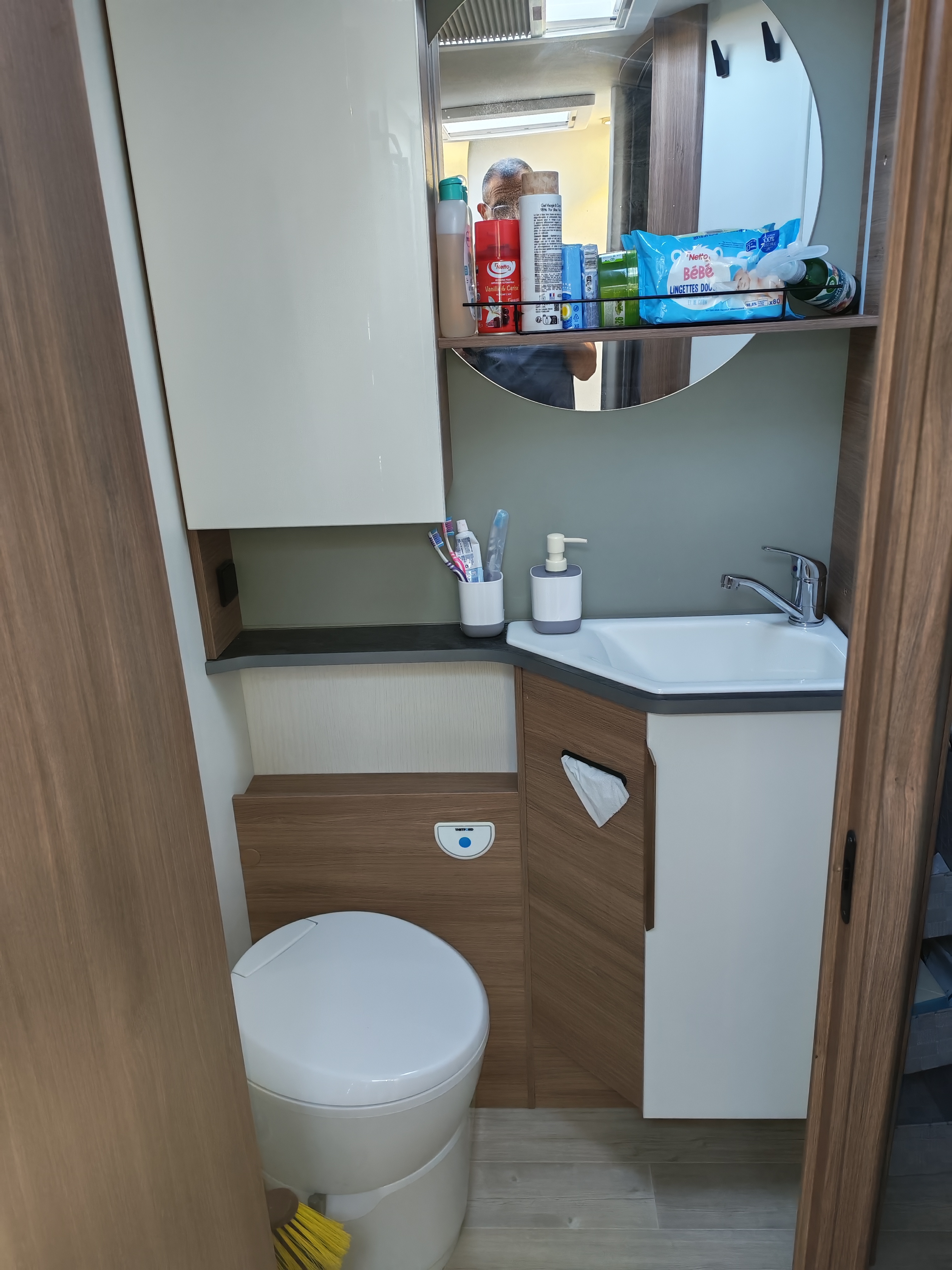 camping-car PILOTE G740FC EVIDENCE  intérieur / salle de bain  et wc
