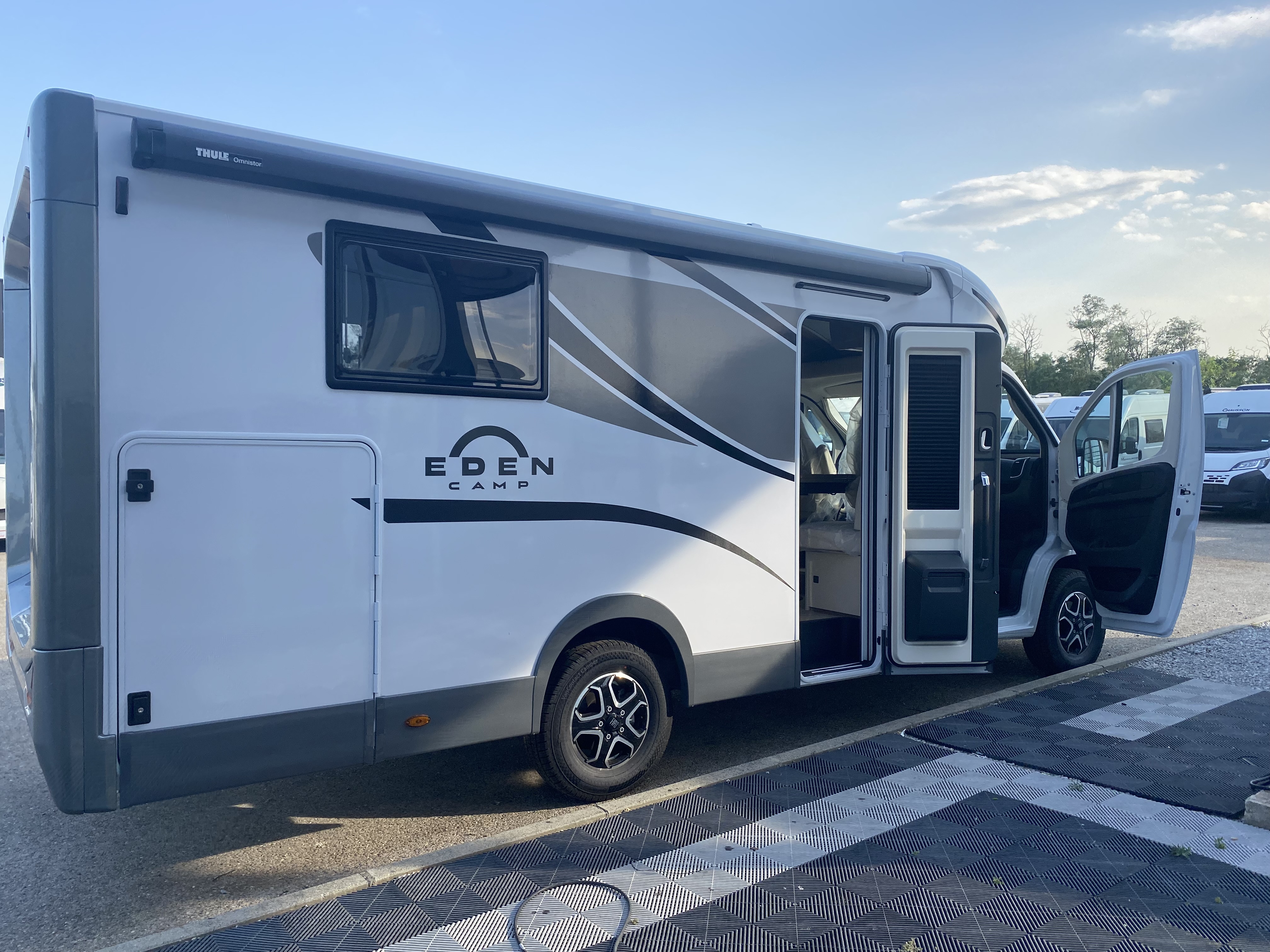 camping-car EDEN CAMP C699LC  extérieur / latéral gauche