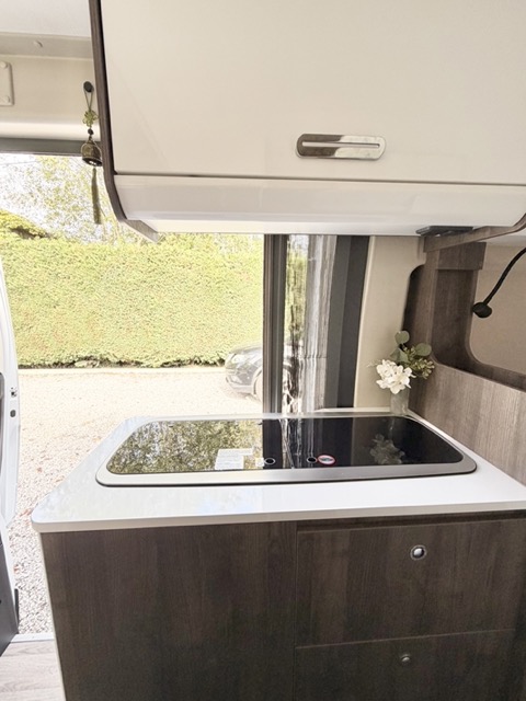 camping-car BENIMAR 100 PLUS  intérieur  / coin cuisine