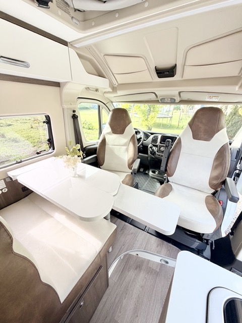 camping-car BENIMAR 100 PLUS  intérieur / coin salon