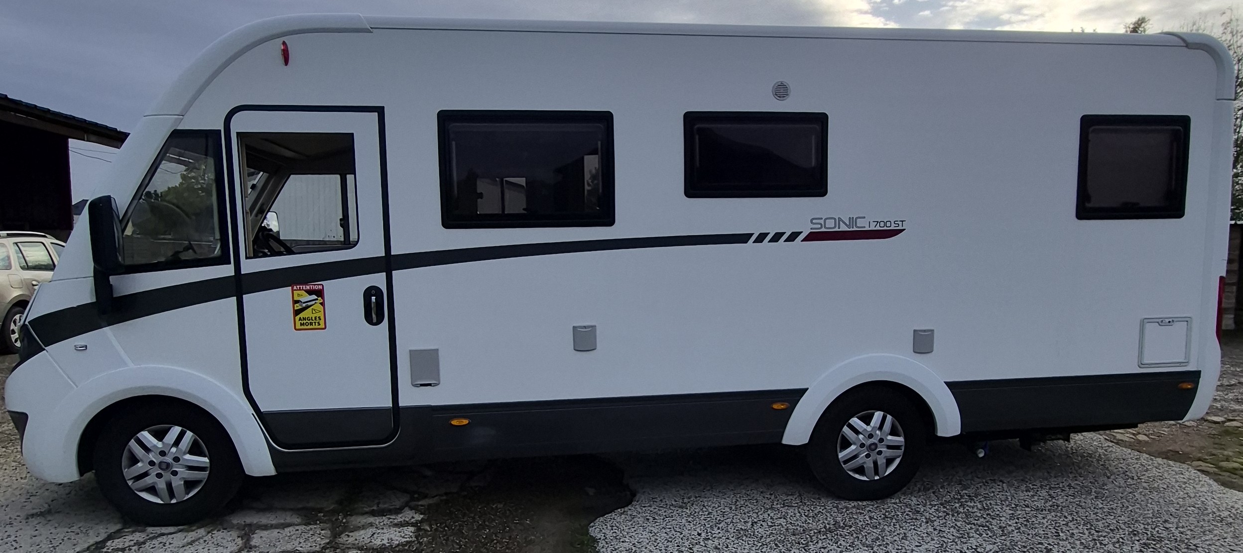 camping-car ADRIA SONIC   extérieur / latéral gauche