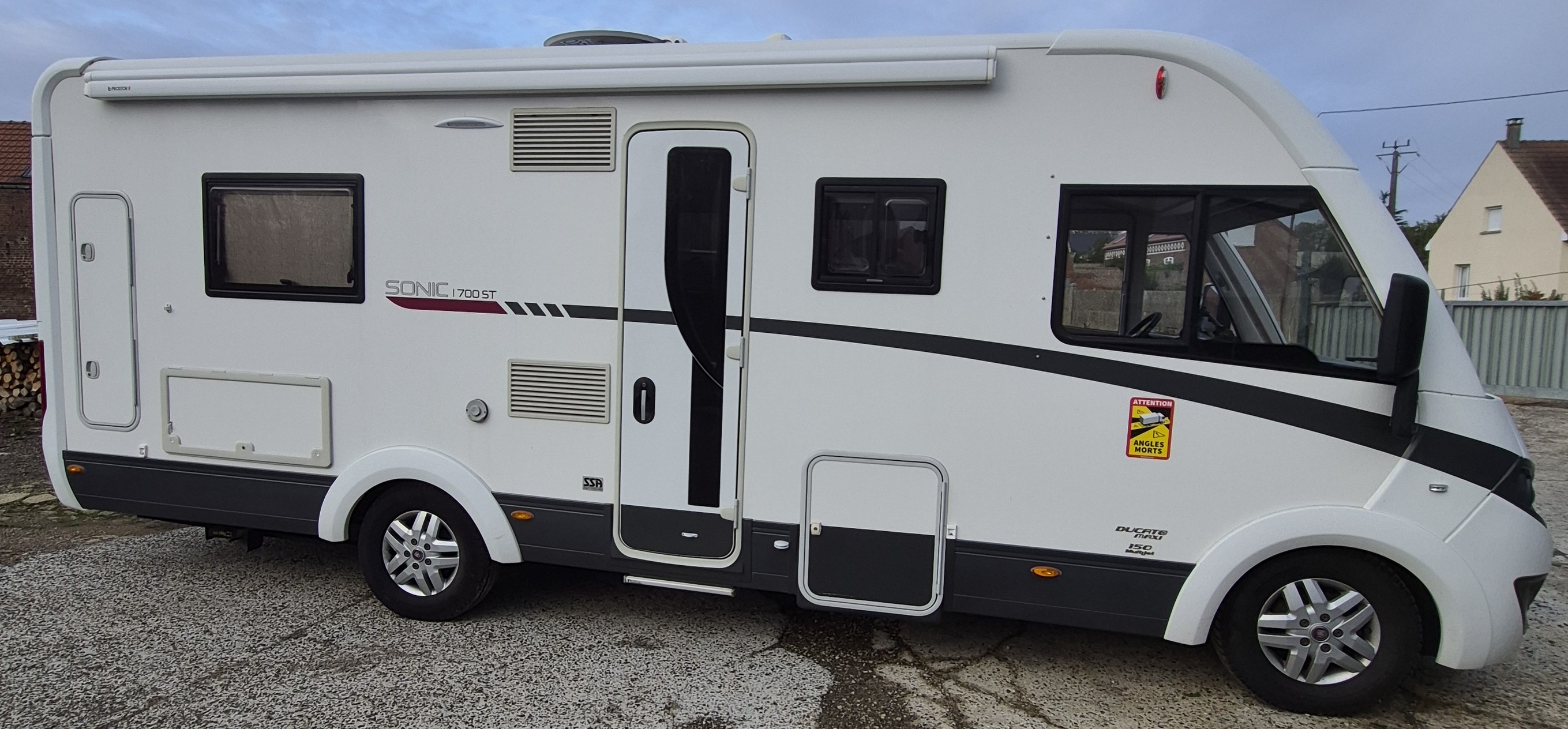 camping-car ADRIA SONIC   extérieur / latéral droit