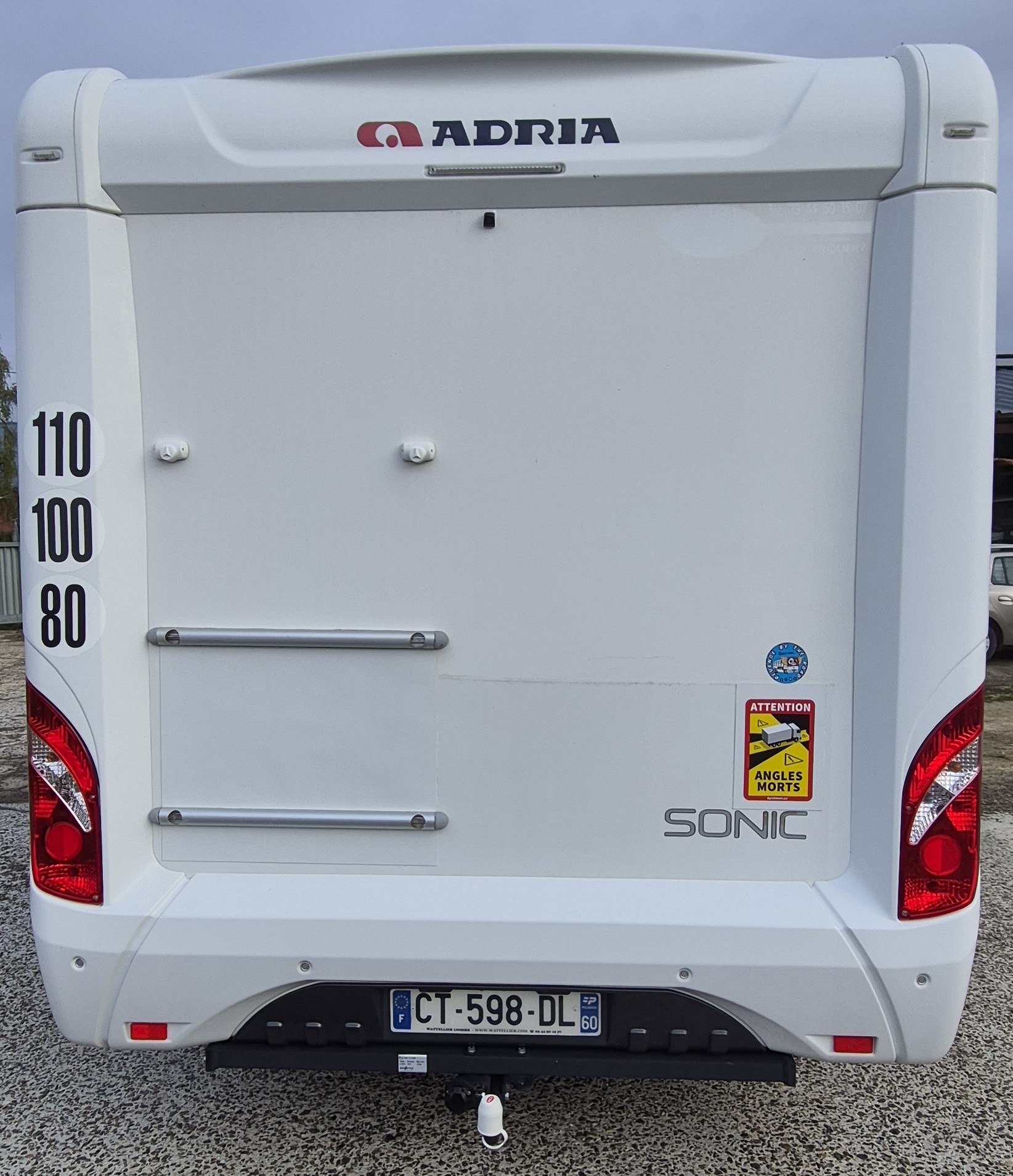 camping-car ADRIA SONIC   extérieur / arrière