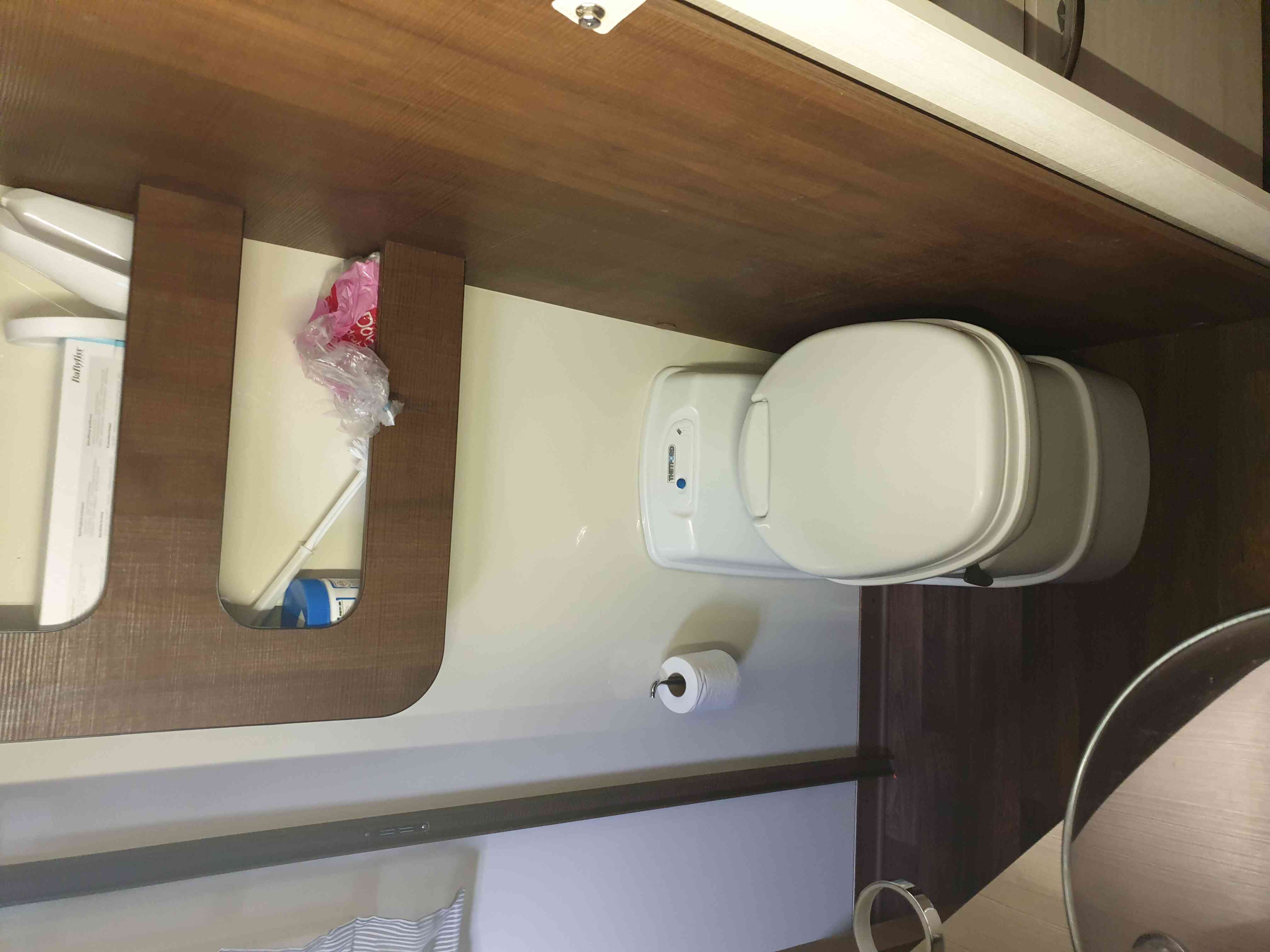 camping-car MC LOUIS MC4 80  intérieur / salle de bain  et wc