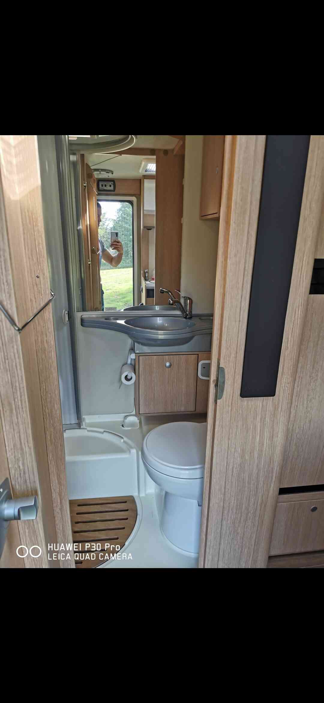 camping-car SUNLIGHT A 72   intérieur / salle de bain  et wc